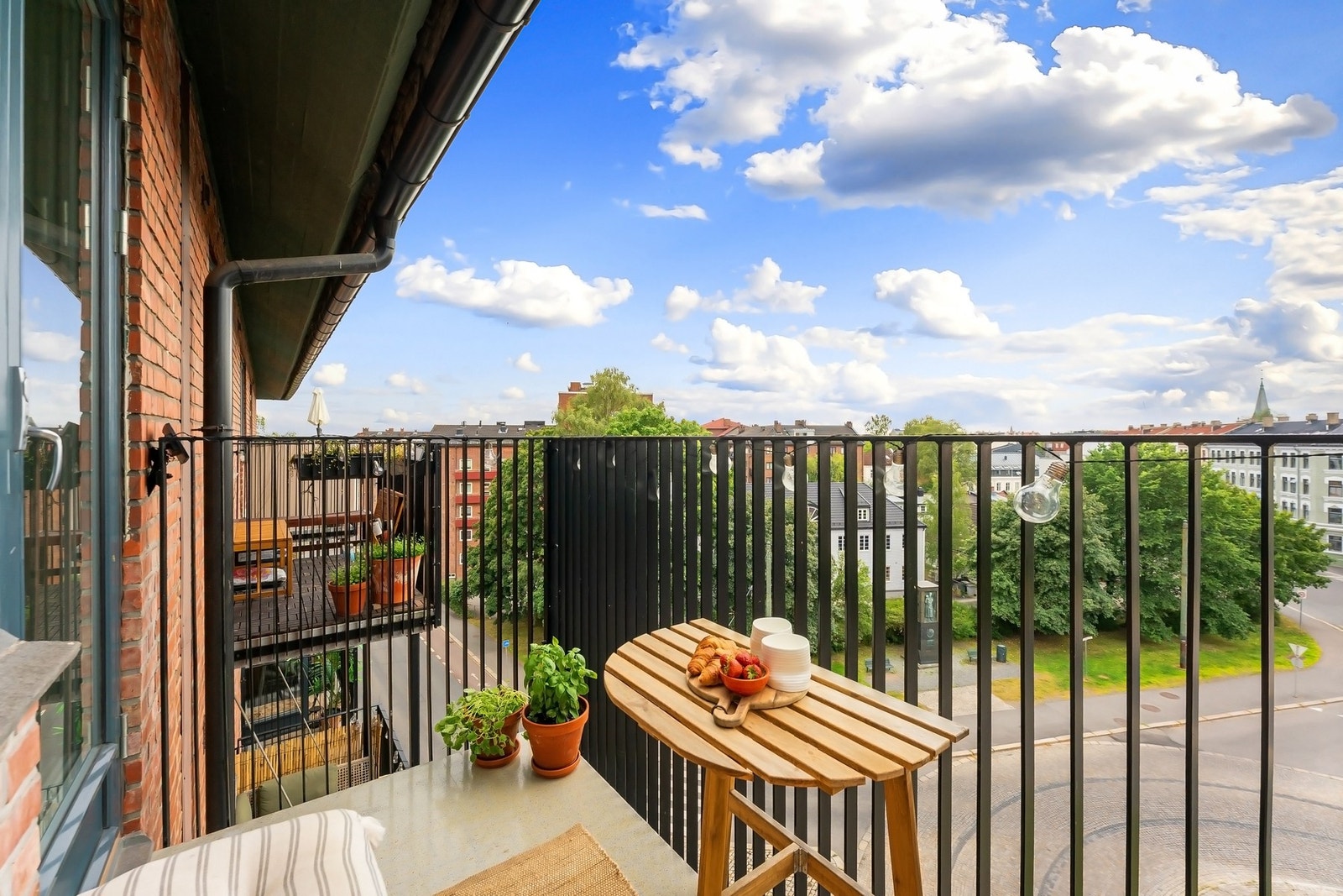 Balkongen ligger høyt og fritt i byggets 5. etasje. Galleribilde