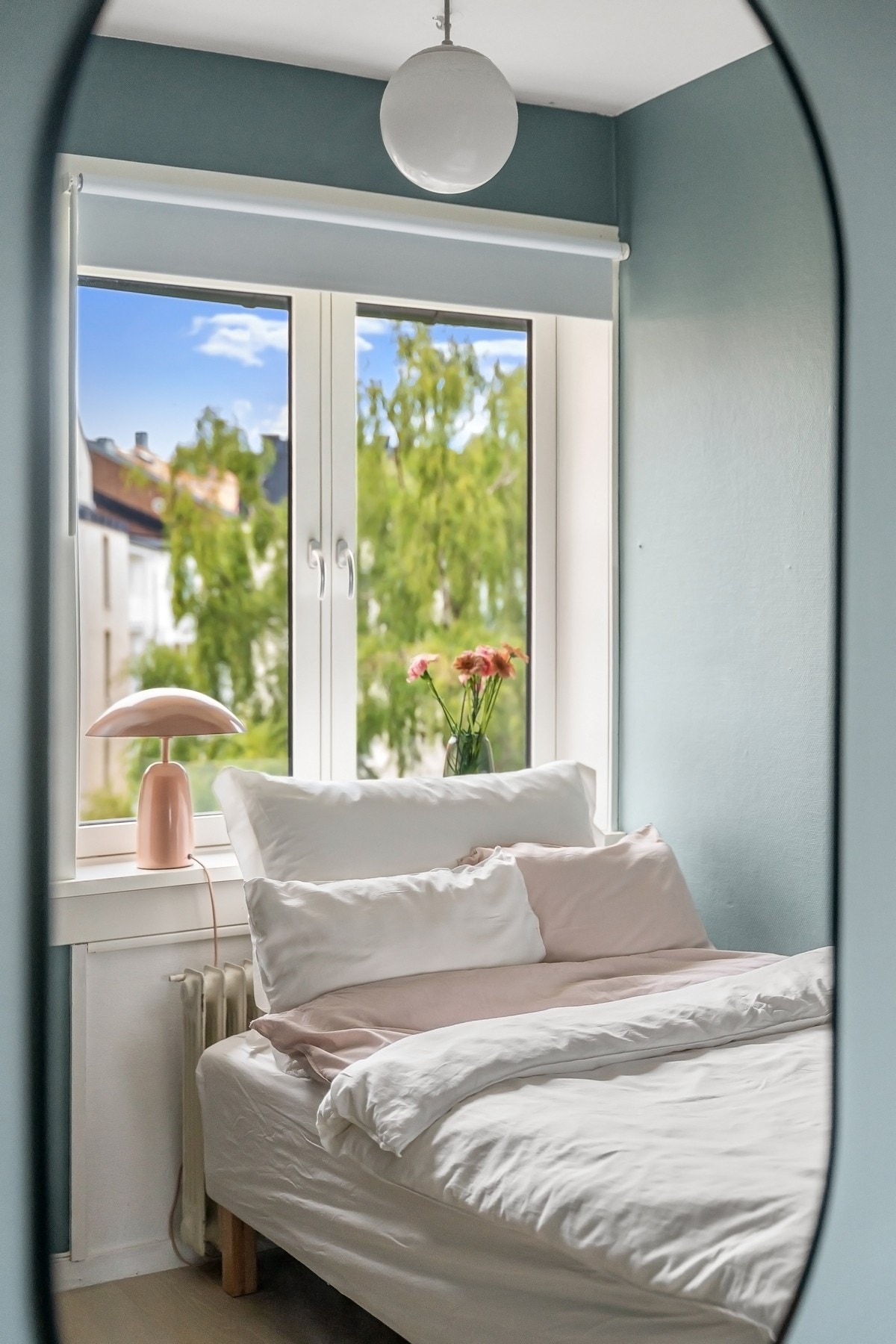 Soverommet vender ut mot et skjermet og lukket gårdsrom. Galleribilde