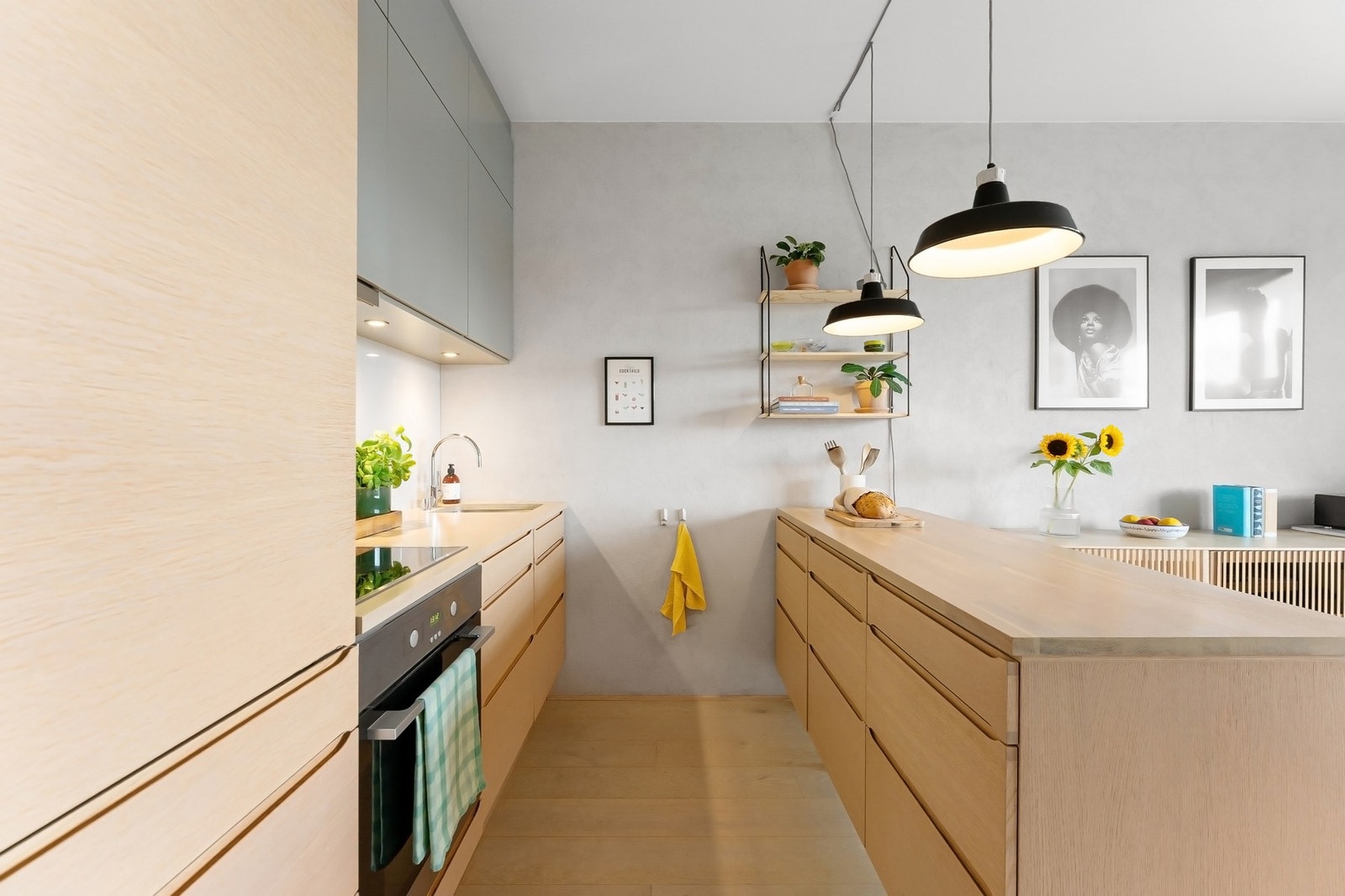 Rikelig med oppbevaringsplass i både skuffer og skap. Galleribilde