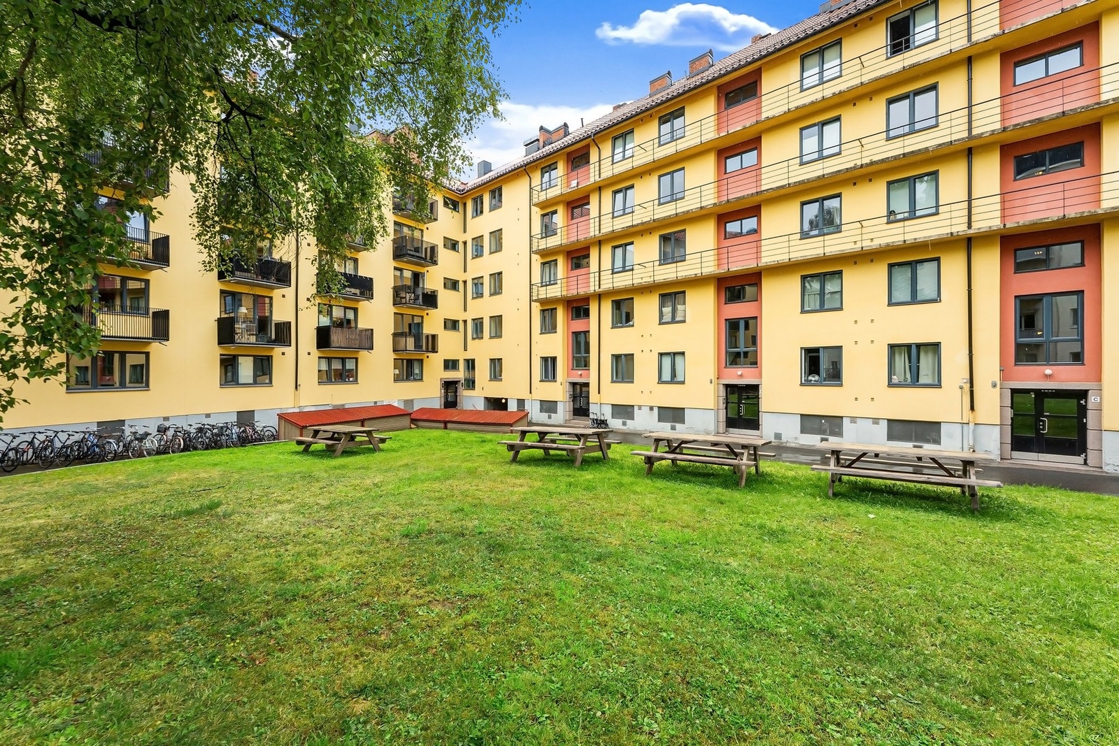 Utendørs har borettslaget et stort grøntområde med sittegrupper og plen. Galleribilde