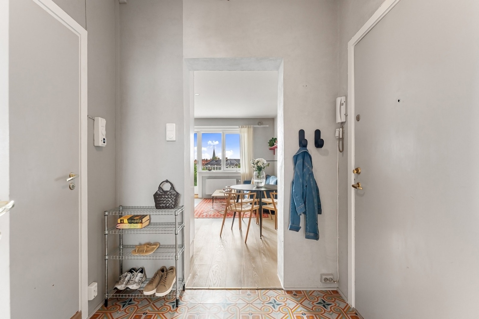 Velkommen hjem! Lys og praktisk entré med god takhøyde. Galleribilde