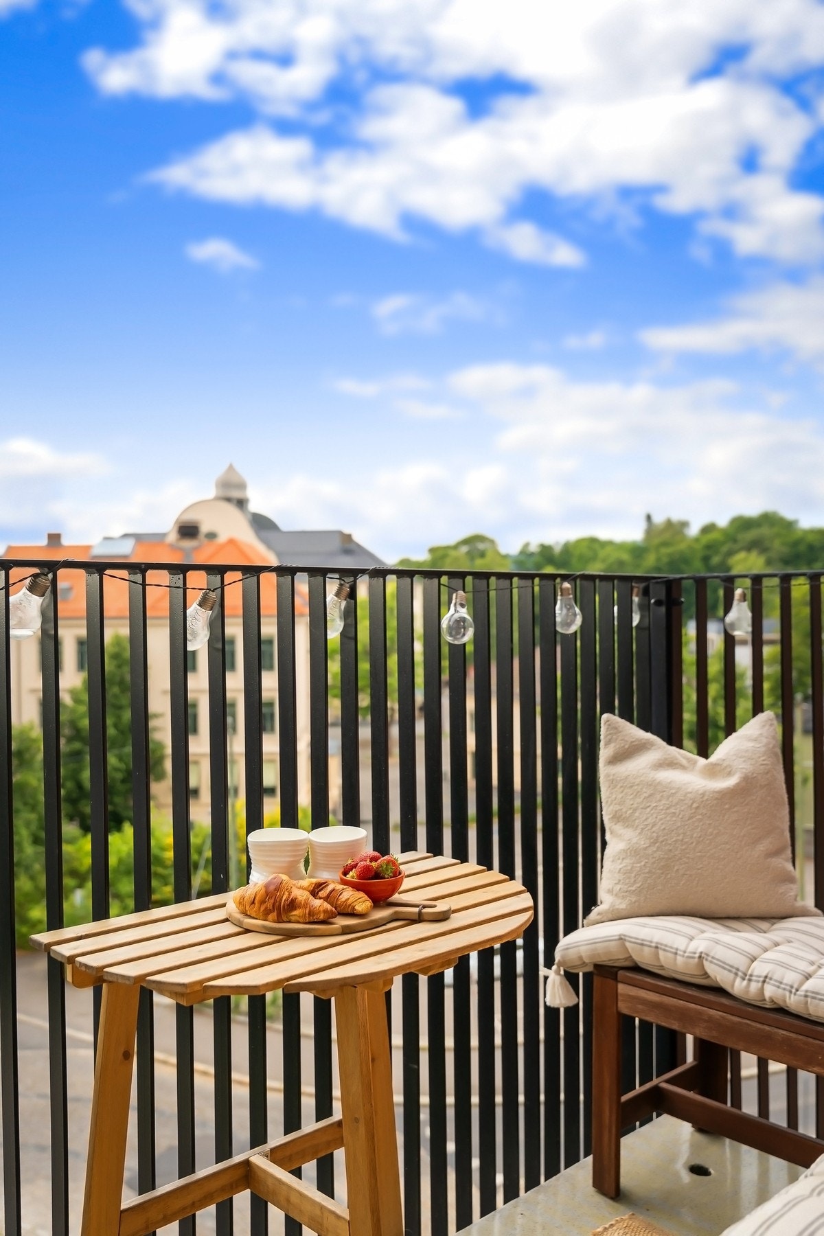 Rekkverk i stål og god plass til utemøbler. Galleribilde