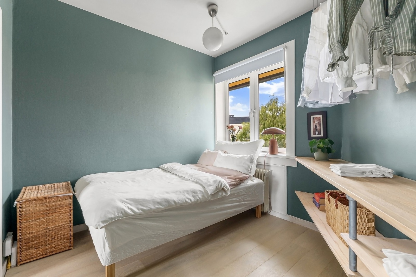 Et romslig soverom med plass til dobbeltseng. Galleribilde