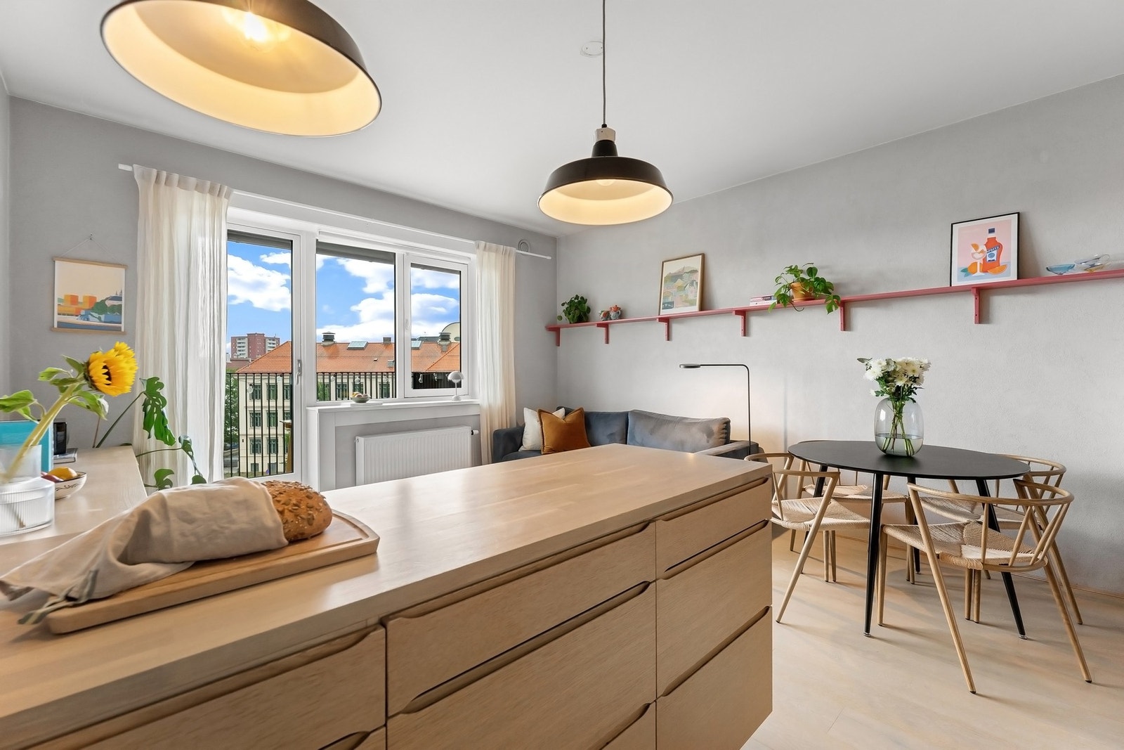 Leiligheten varmes opp via radiatorer tilkoblet fjernvarme. Galleribilde