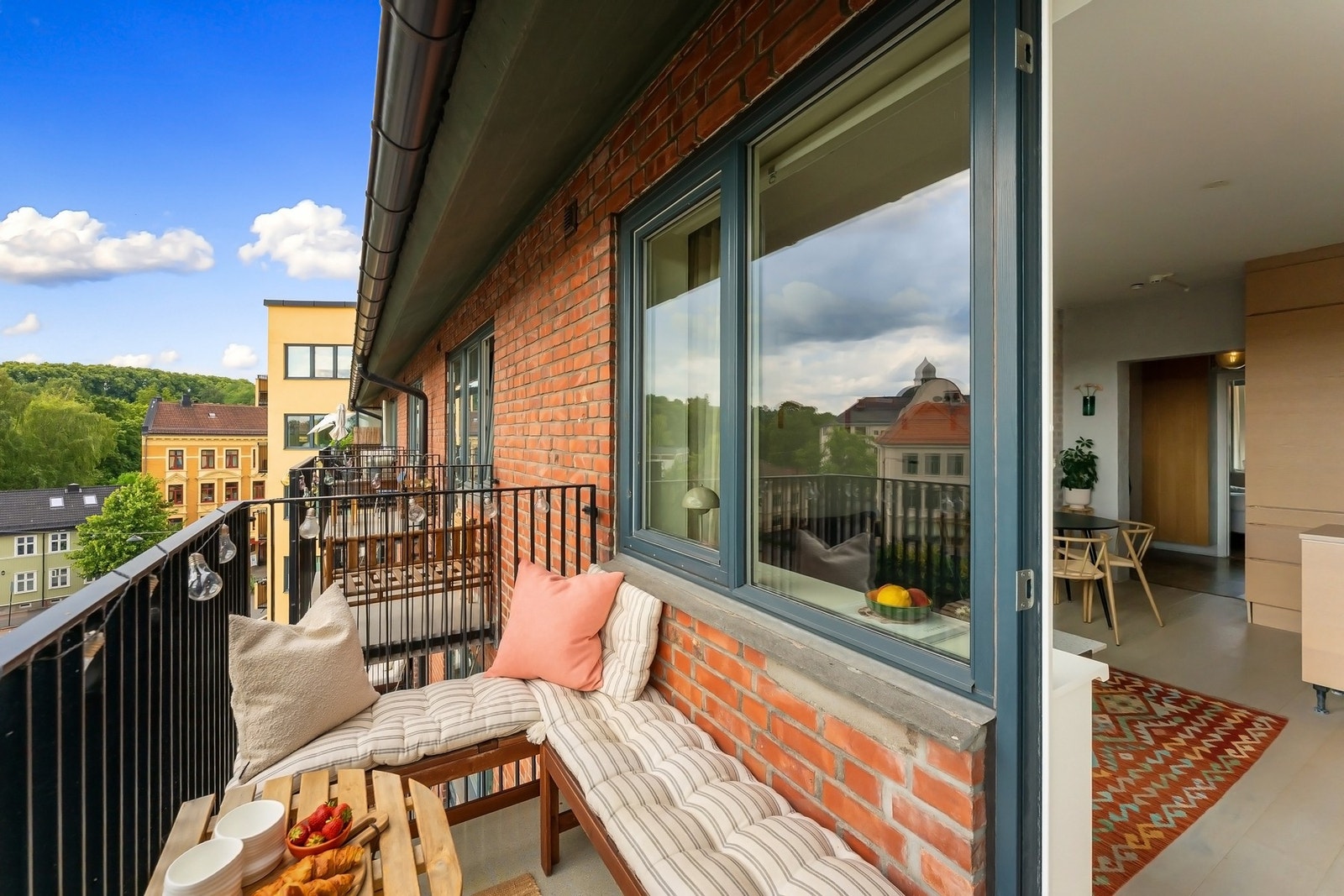 Fra stuen er det utgang til en solrik, vestvendt balkong på 3 kvm. Galleribilde