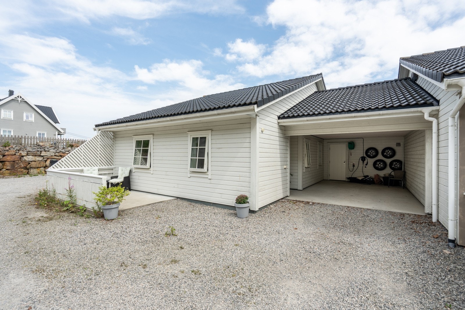 Carport med praktisk bod i bakkant Galleribilde