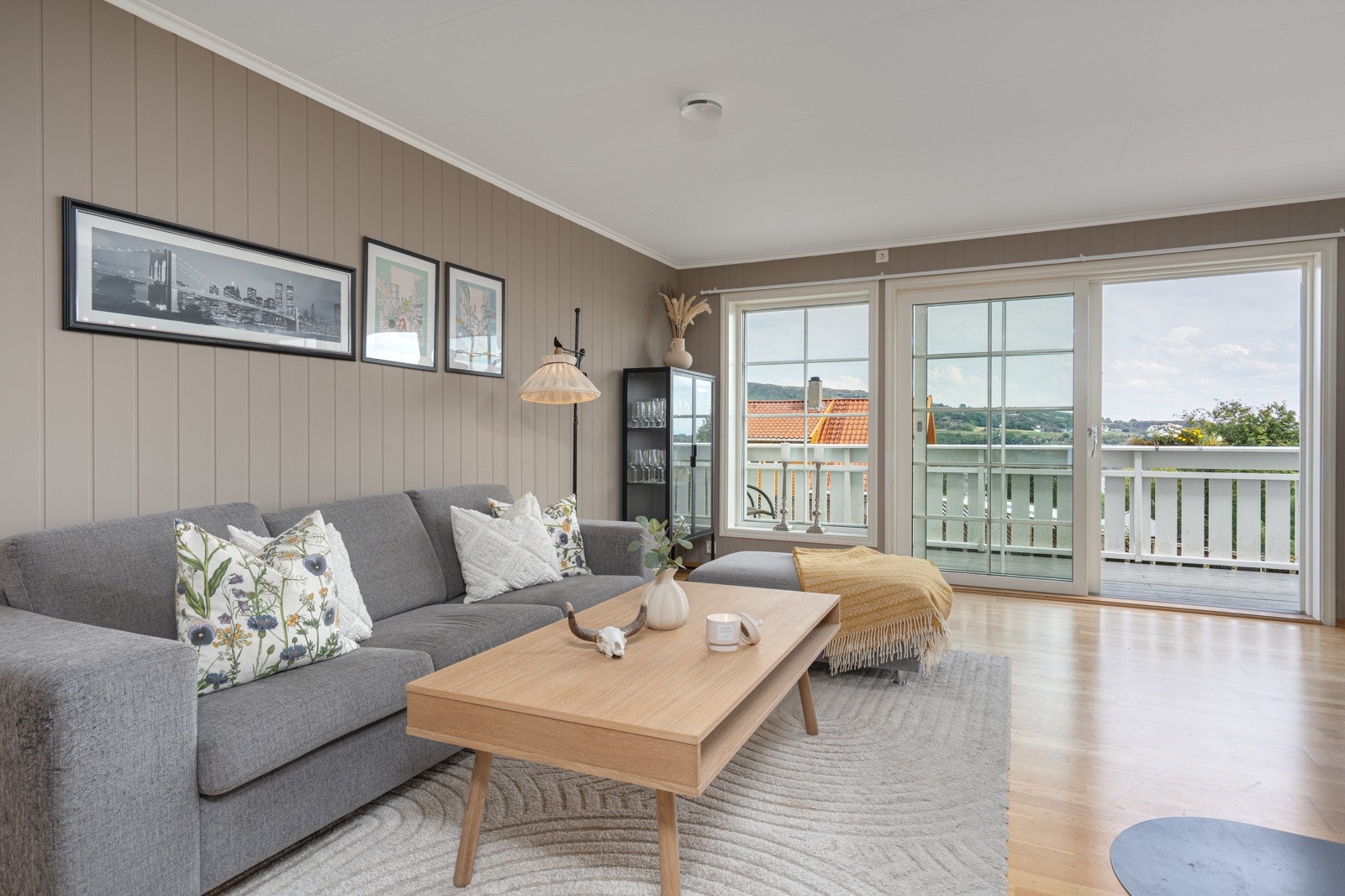 Masse naturlig lys fra stuevinduene Galleribilde