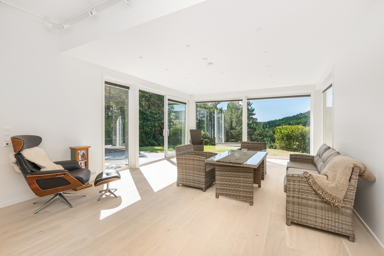 Stue med flott utsyn og store vindusflater Galleribilde