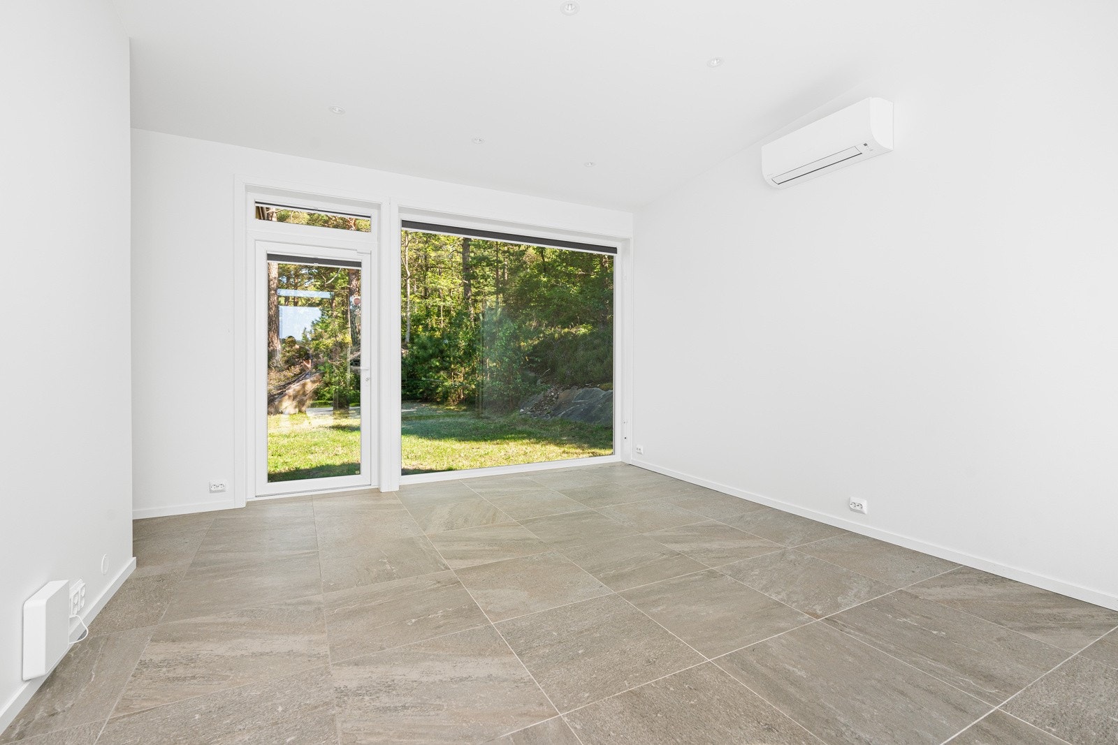 Hall med inngnag og utgang til hage Galleribilde