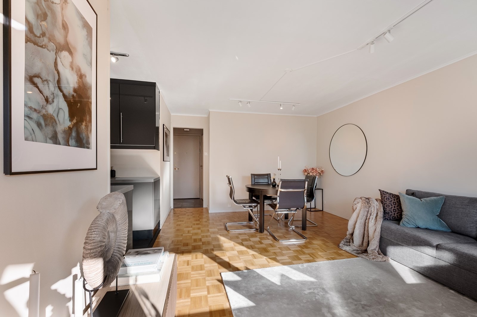 - Leiligheten er malt i delikate og tidsriktige farger - Galleribilde