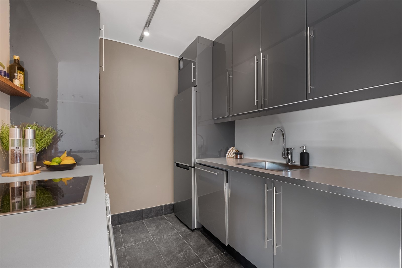 - Kjøkkeninnredning med glatte fronter. Laminat benkeplate med nedfelt vask - Galleribilde