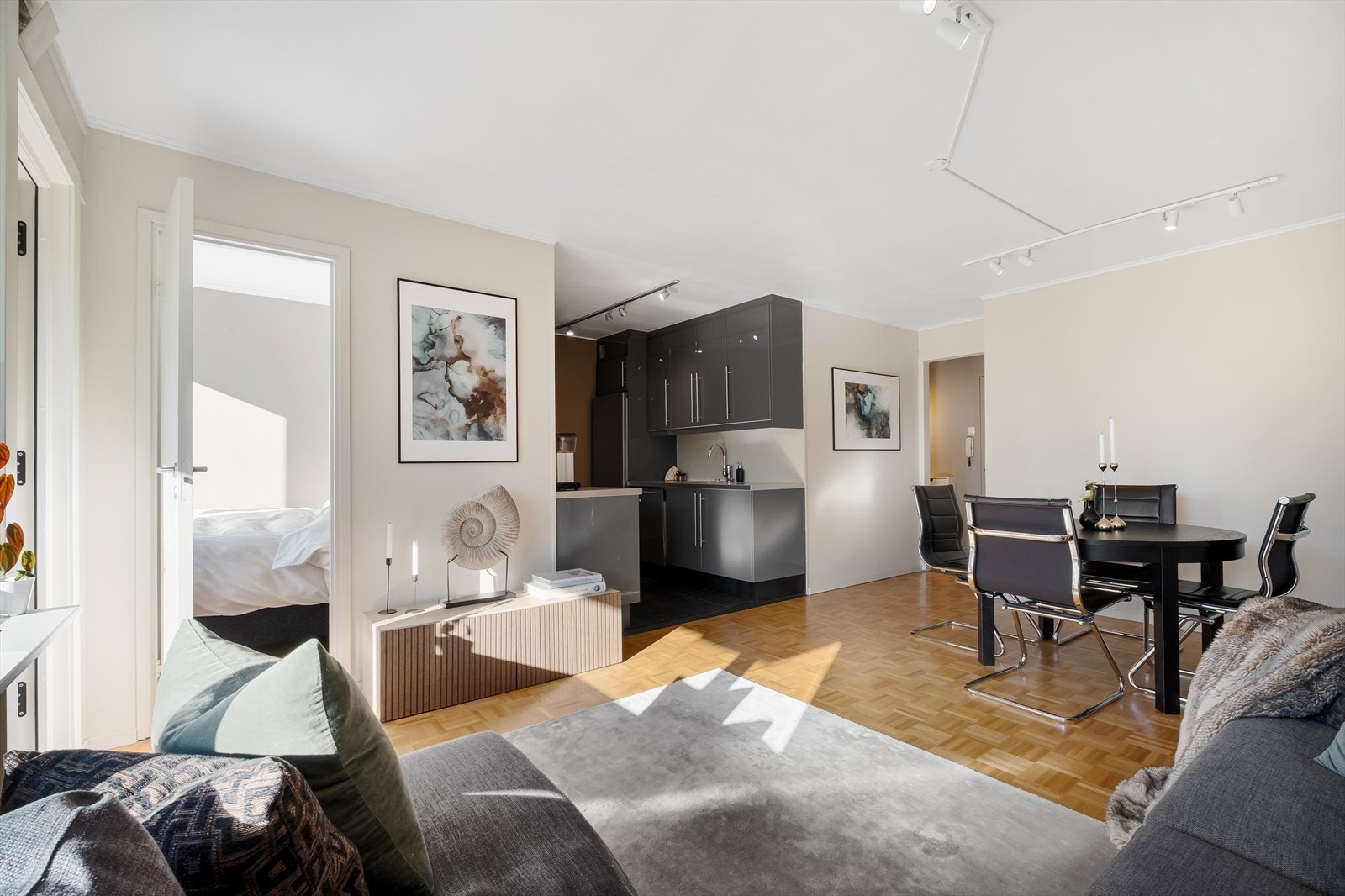 - Stuen har en åpen løsning mot kjøkkenet - Galleribilde