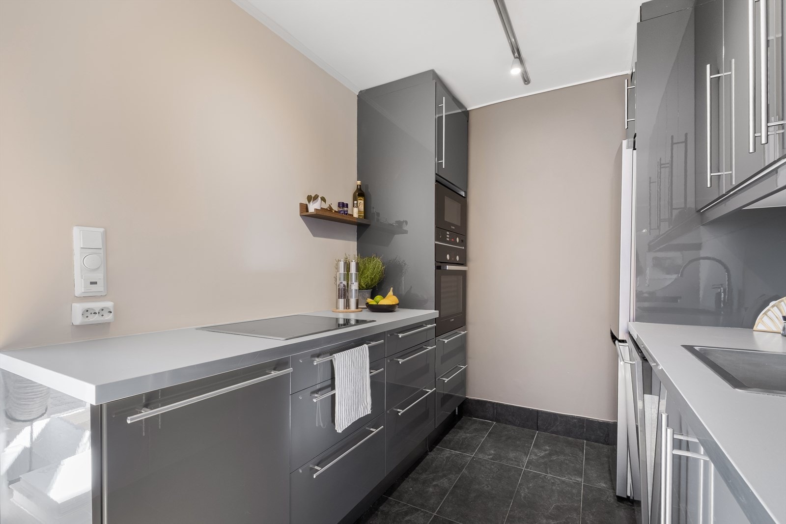 - Integrert platetopp, stekeovn, oppvaskmaskin og kjøl/fryseskap. Ingen avtrekk over kokeplass - Galleribilde