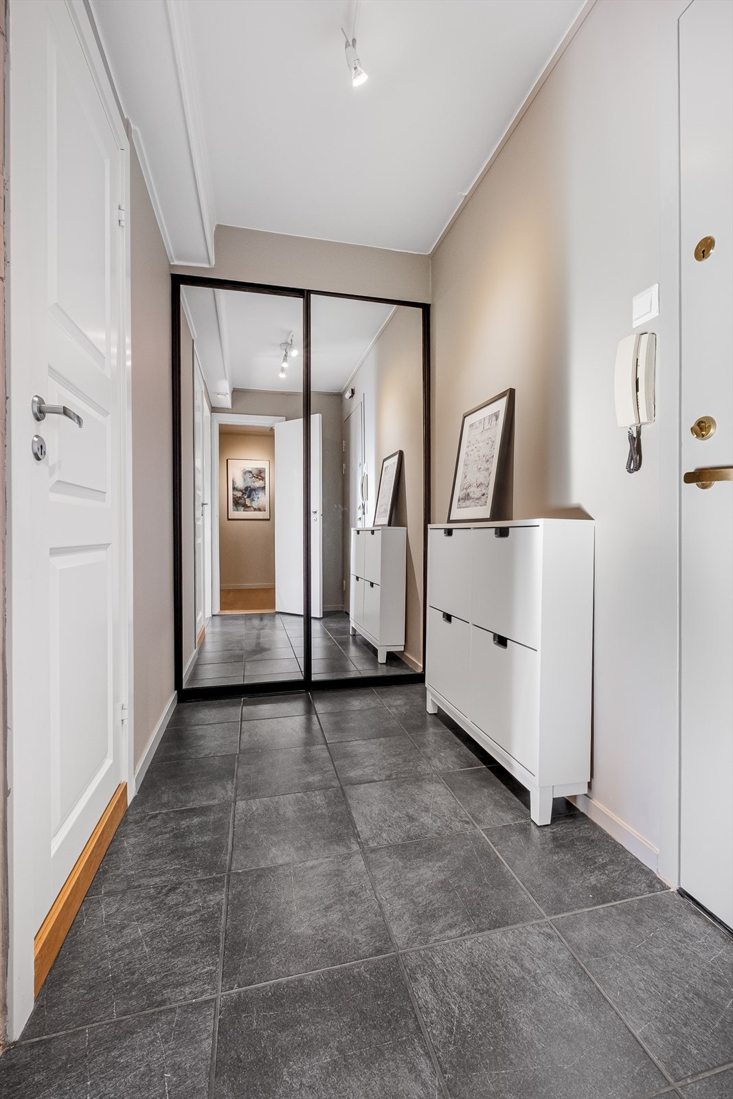 - Lys og innbydende entré som gir et godt førsteinntrykk av leiligheten. God plass til sko og yttertøy - Galleribilde