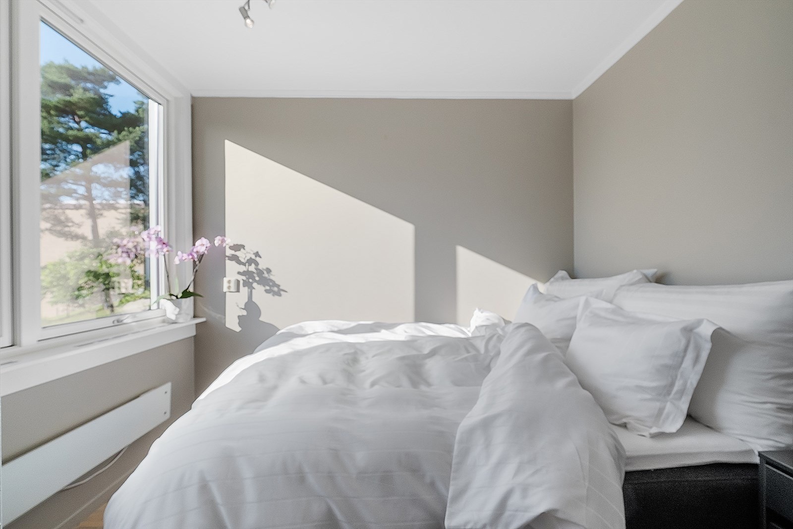 - Romslig hovedsoverom med god plass til dobbeltseng med tilhørende nattbord og garderobeløsning - Galleribilde