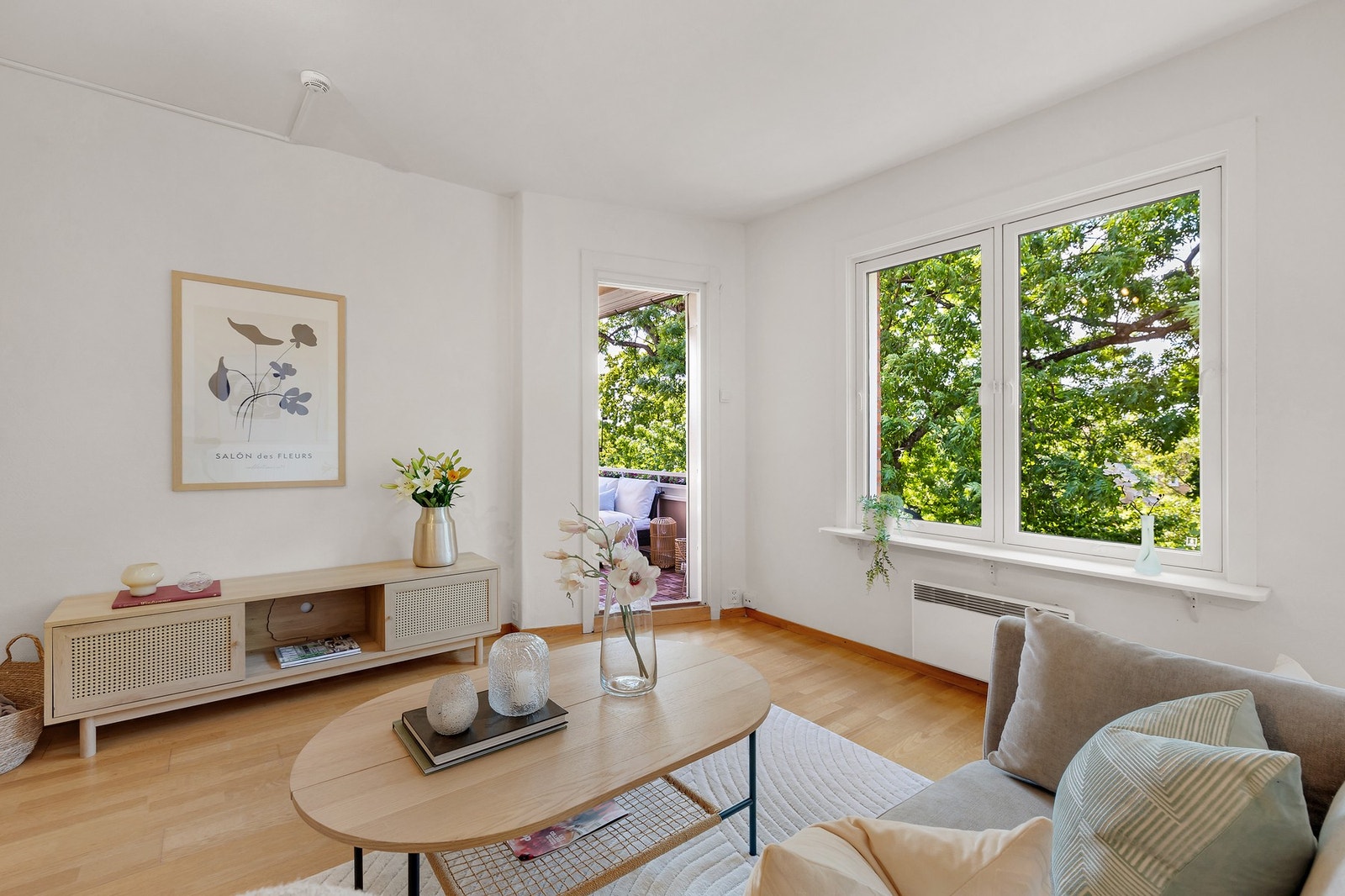 Store vinduer gir rikelig med naturlig lys inn i boligen Galleribilde