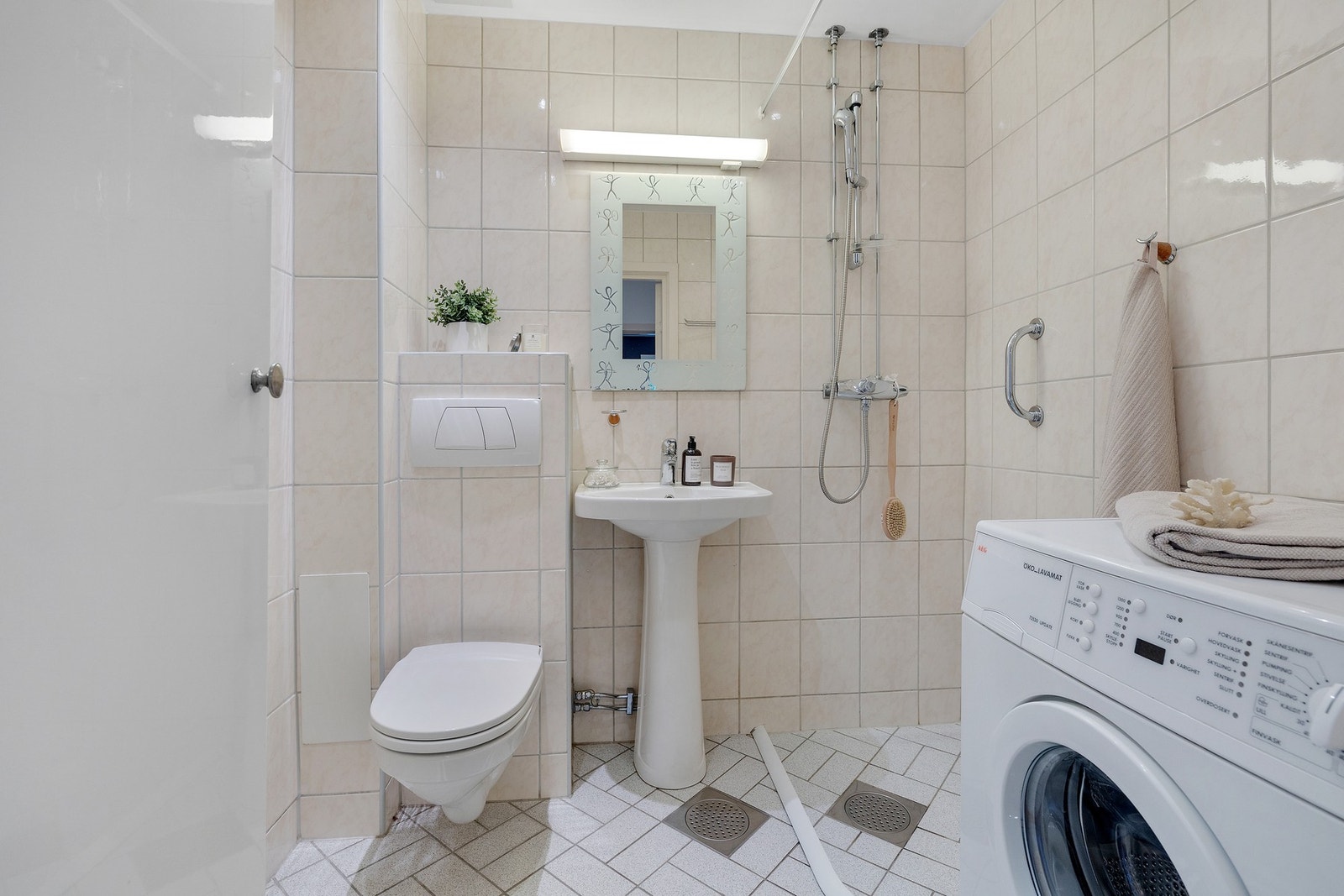 Pent flislagt bad med varmekabler i gulv og downlights i tak Galleribilde