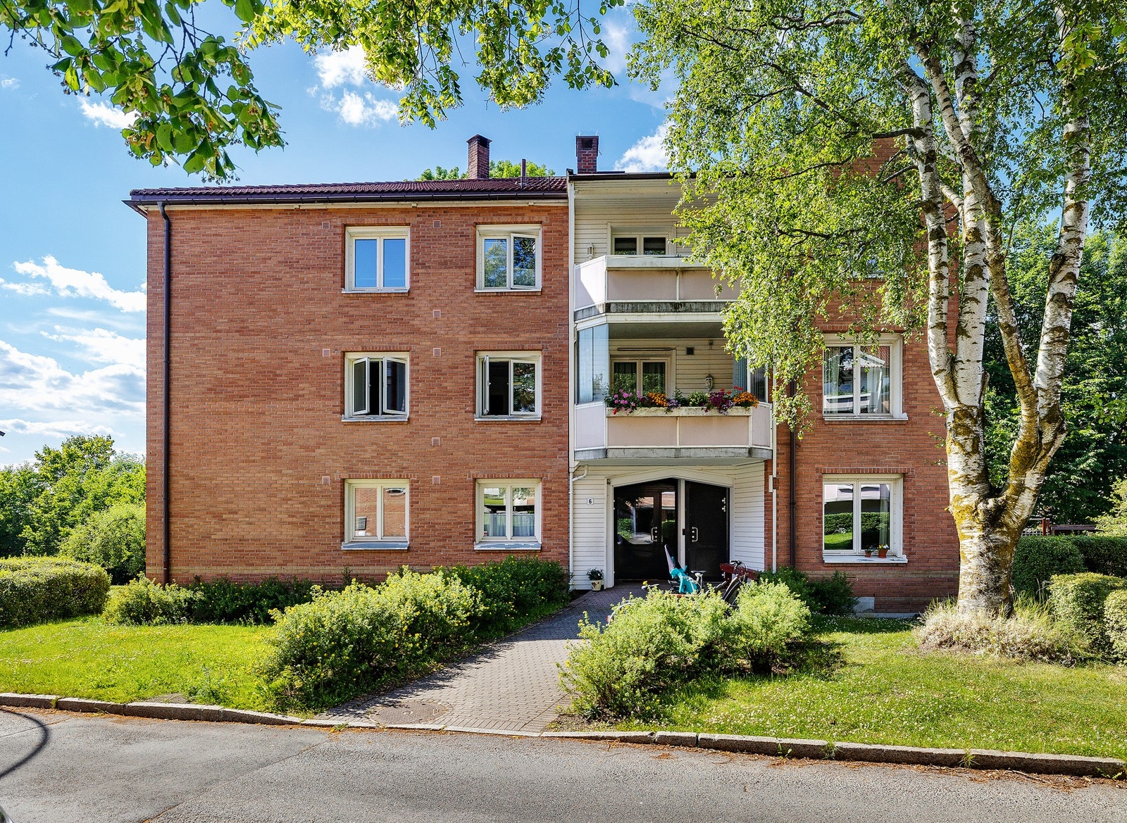 Flott inngangsparti. Det er tørkeloft i borettslaget og fellesvaskeri Galleribilde