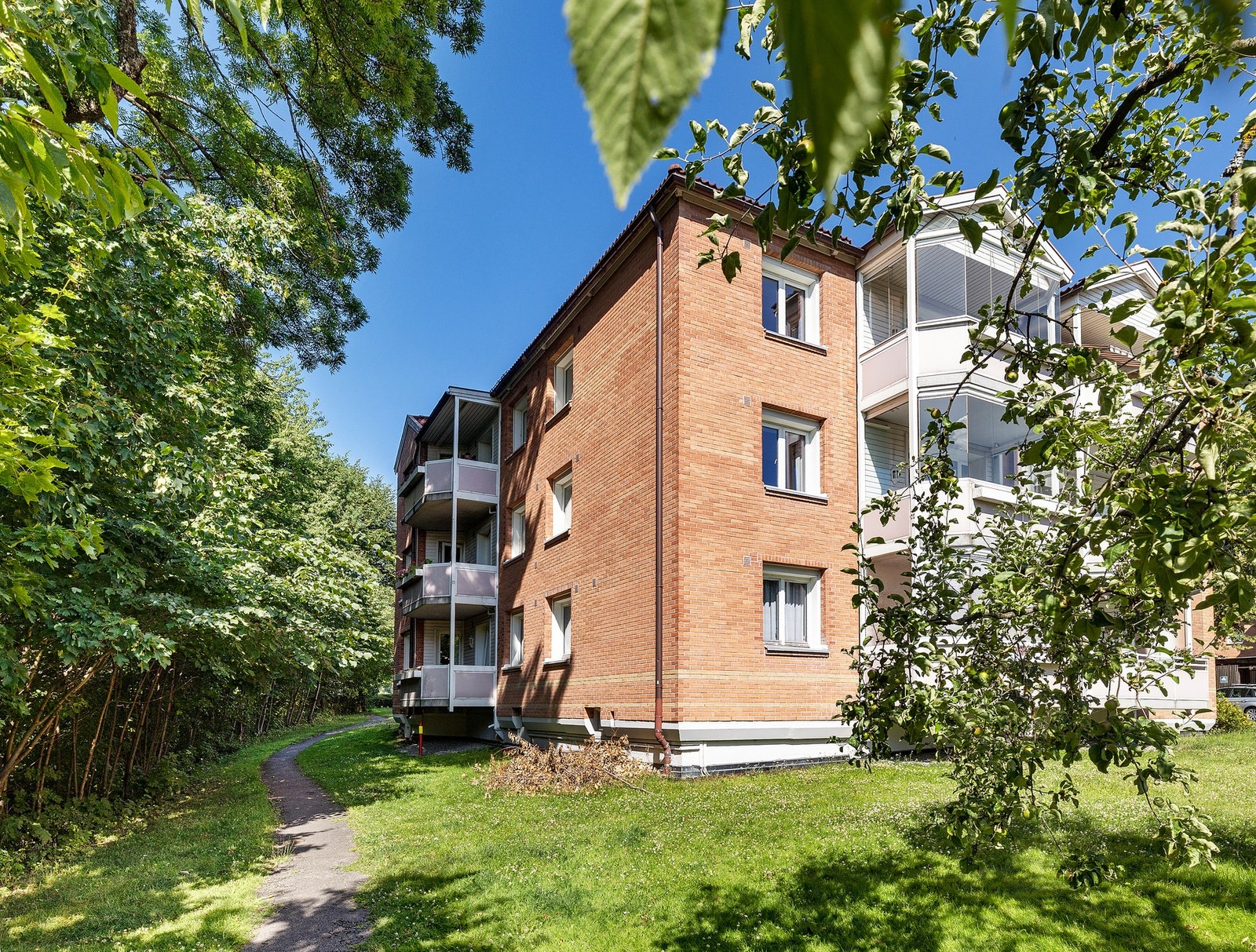 Leiligheten har en usjenert og flott belliggenhet og vender mot parkmessige grøntområder Galleribilde