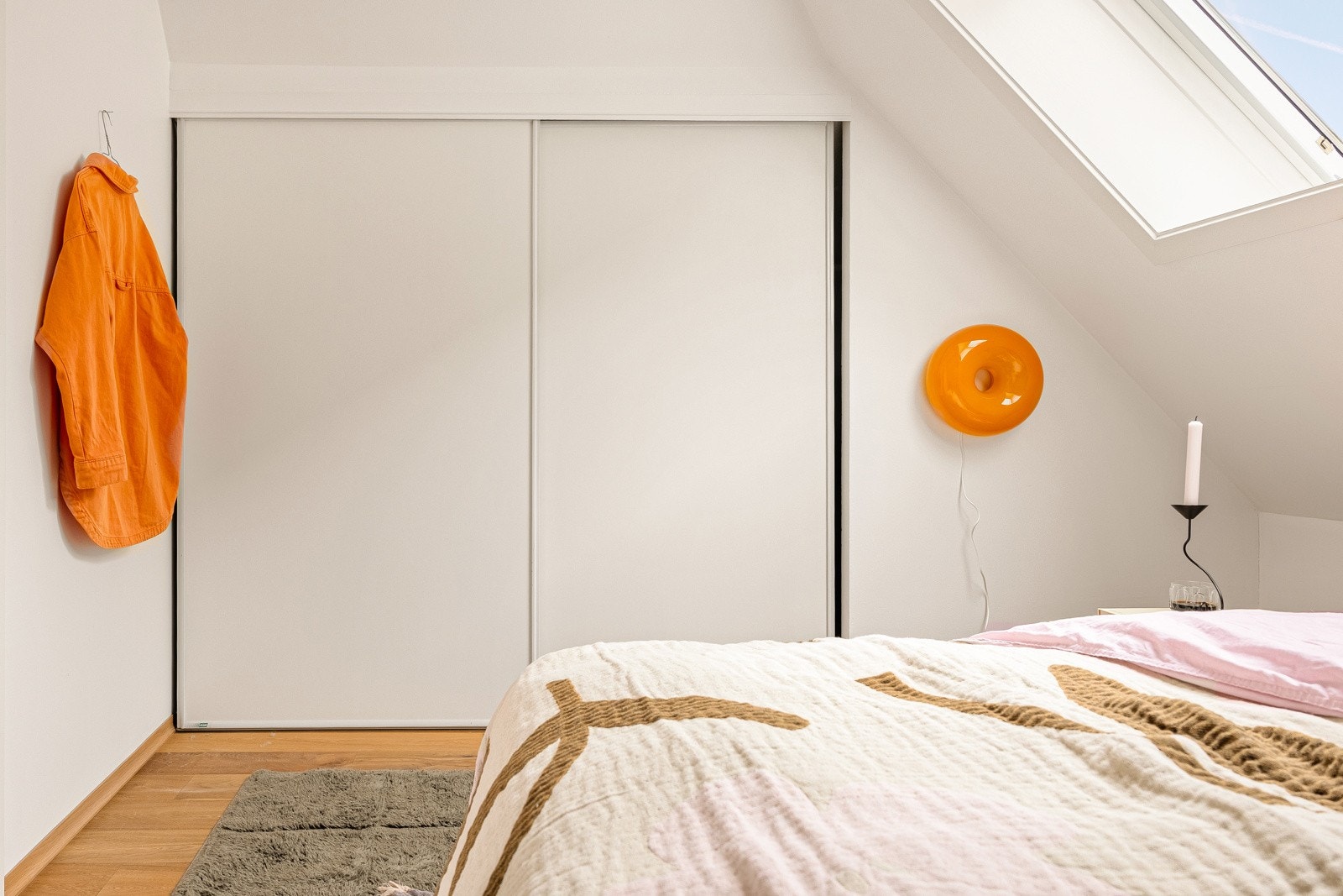 Her er det også en skyvedørsgarderobe. Galleribilde
