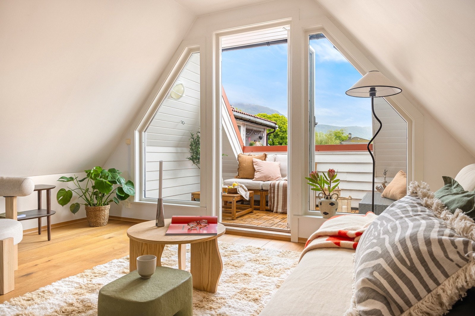 Legg merke til de store vinduene som slipper inn rikelig med naturlig lys. Galleribilde