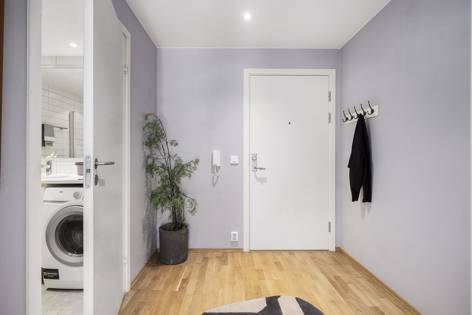 Det er rikelig med plass til å henge fra seg ytterklær og sko Galleribilde