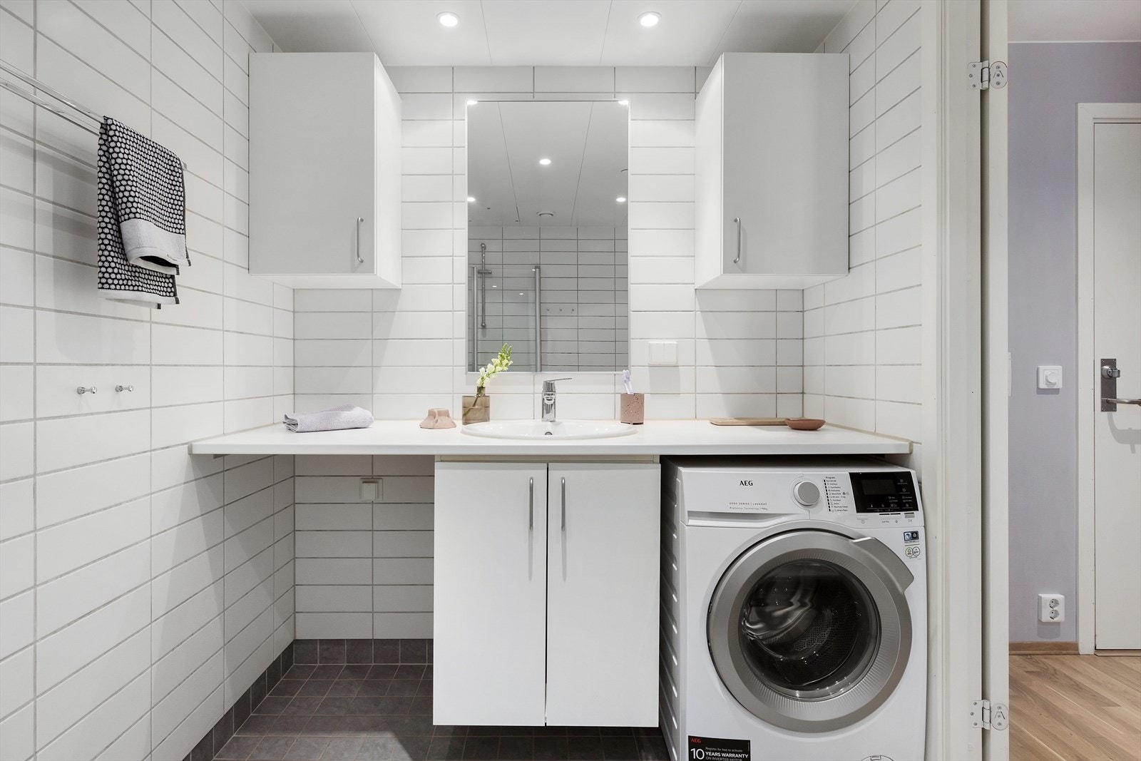 Pent, flislagt bad fra byggeår med varmekabler i gulvet og downlights i taket Galleribilde