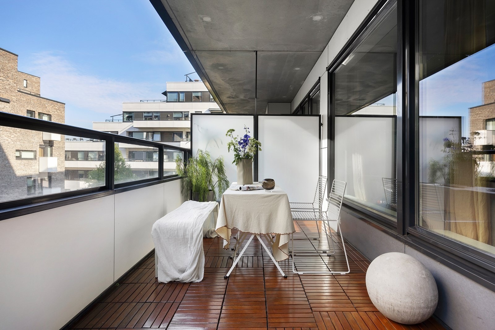 Fra stuen er det direkte utgang til en vestvendt balkong på hele 14 m² som byr på ettermiddagssol Galleribilde