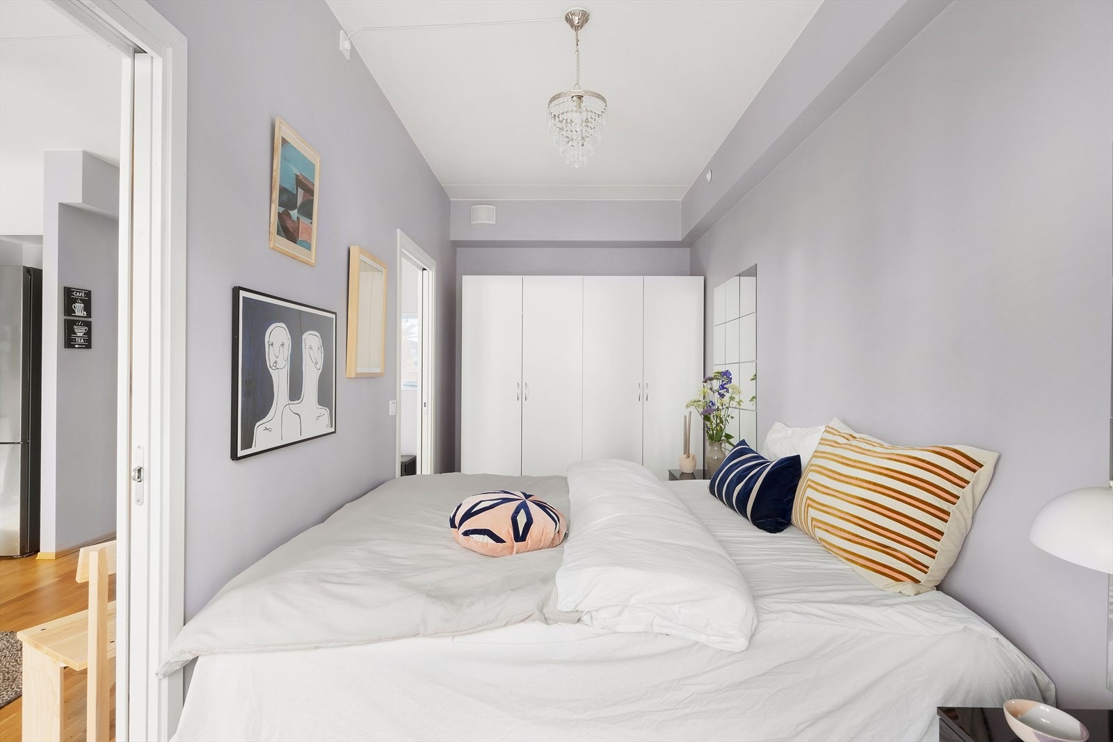 Garderobeskap medfølger Galleribilde