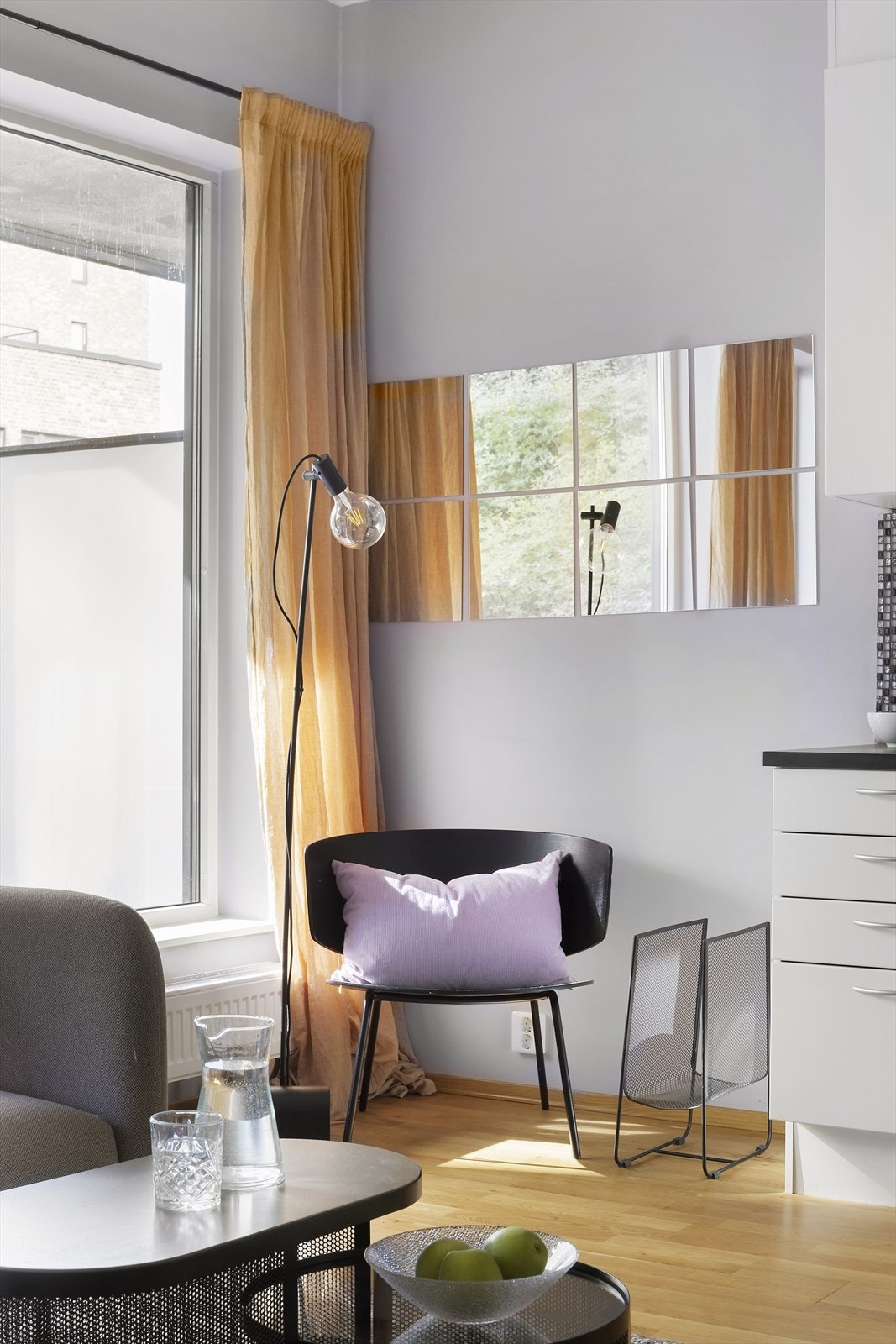 Planløsningen er gjennomtenkt og gir plass til både sofagruppe, spisebord og øvrige møbler Galleribilde