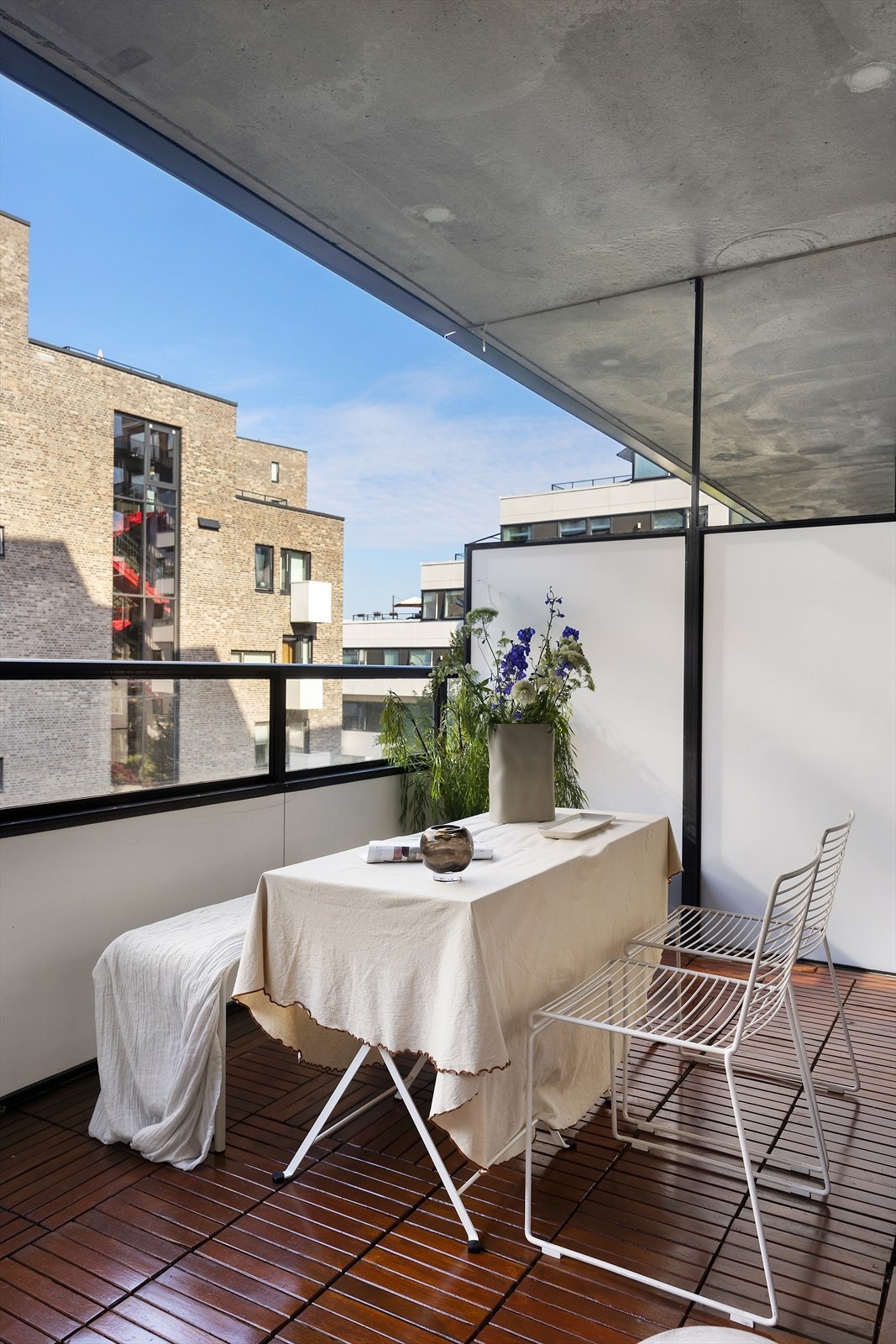 Her er det god plass til utemøbler, grill og beplantning Galleribilde