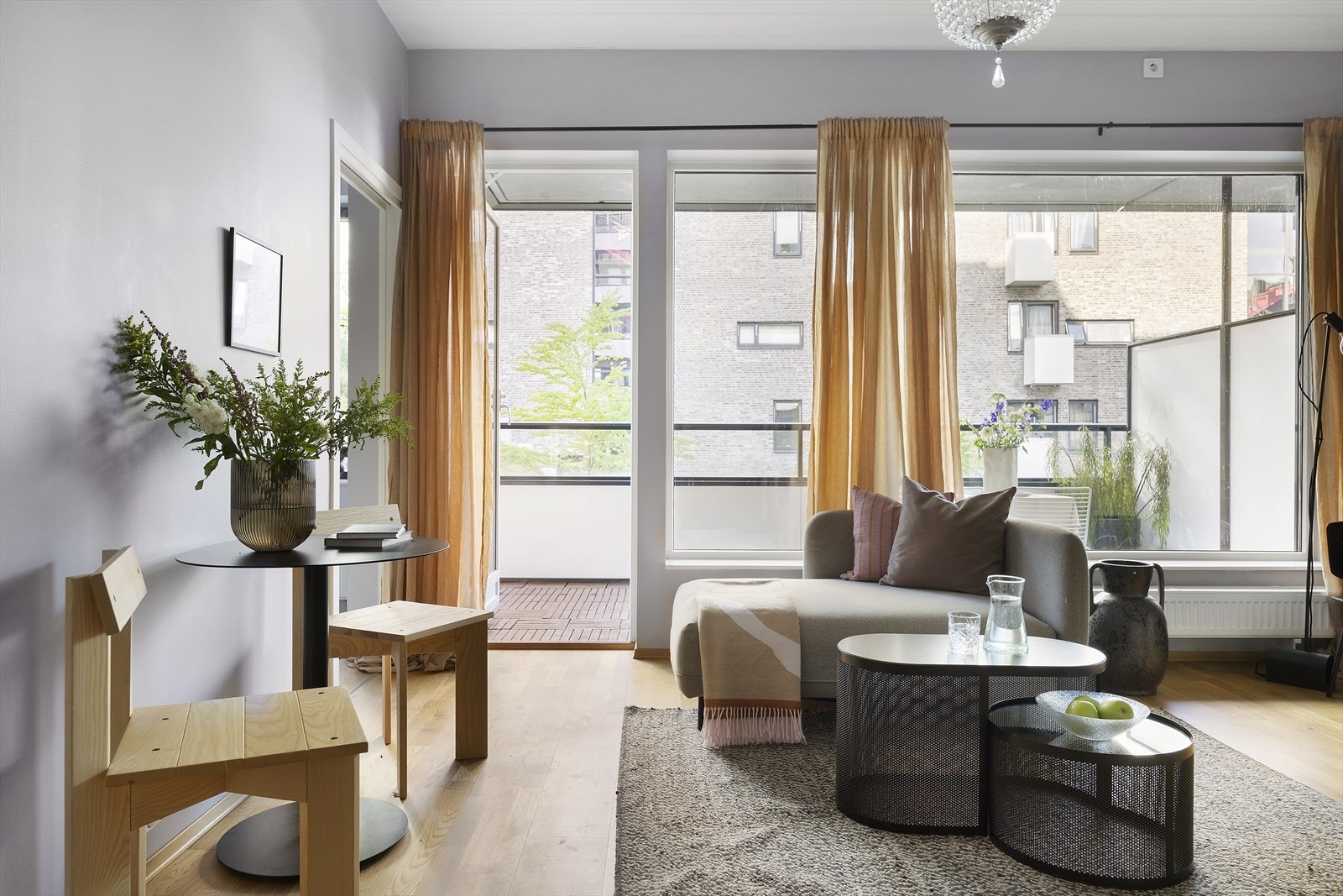 Stuen er romslig og malt i lyse farger som harmonerer godt med parkettgulvet Galleribilde