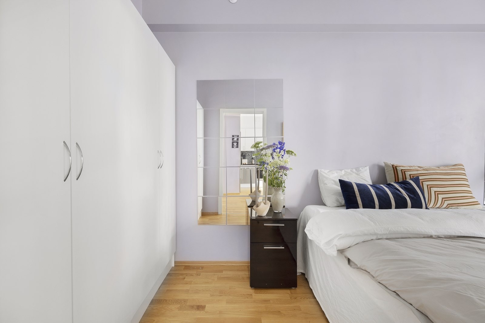 Det er god plass til dobbeltseng, nattbord og garderobeskap Galleribilde