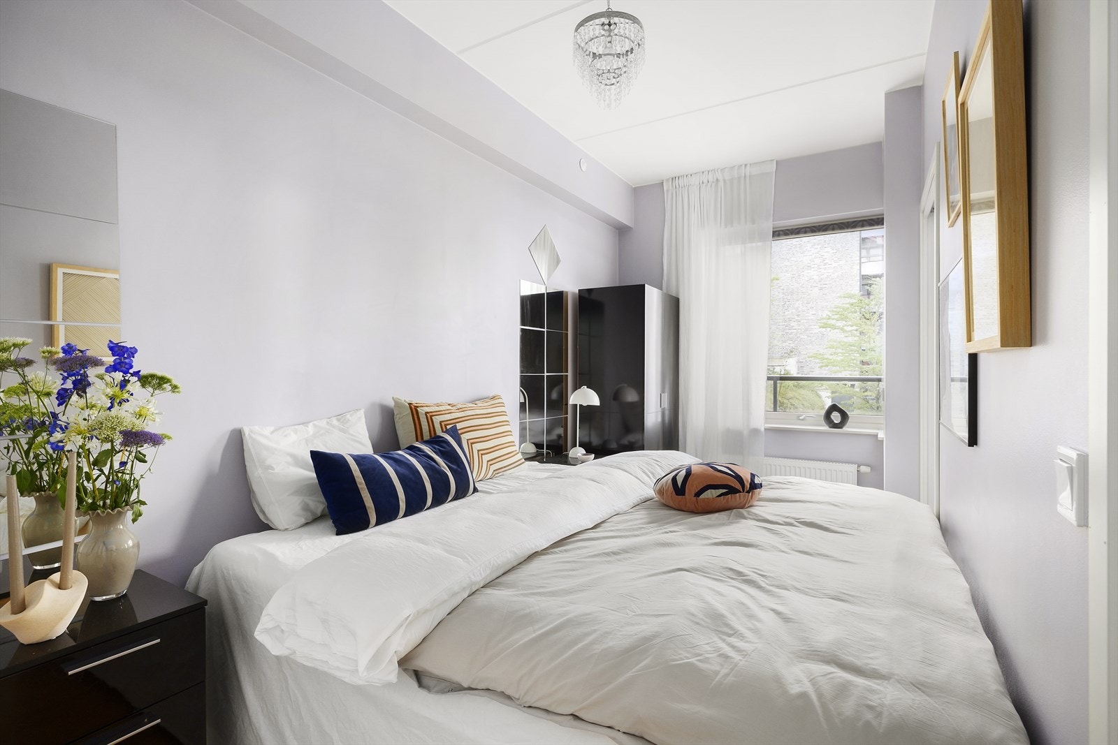 Romslig soverom vendt mot rolige omgivelser Galleribilde