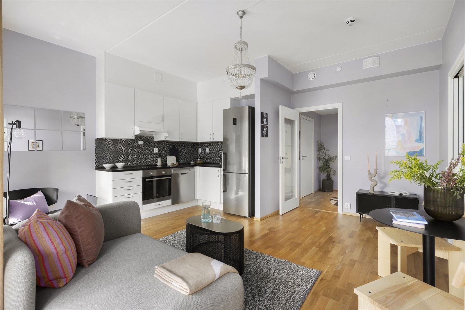 Kjøkkenet har en åpen og sosial løsning mot stuen Galleribilde