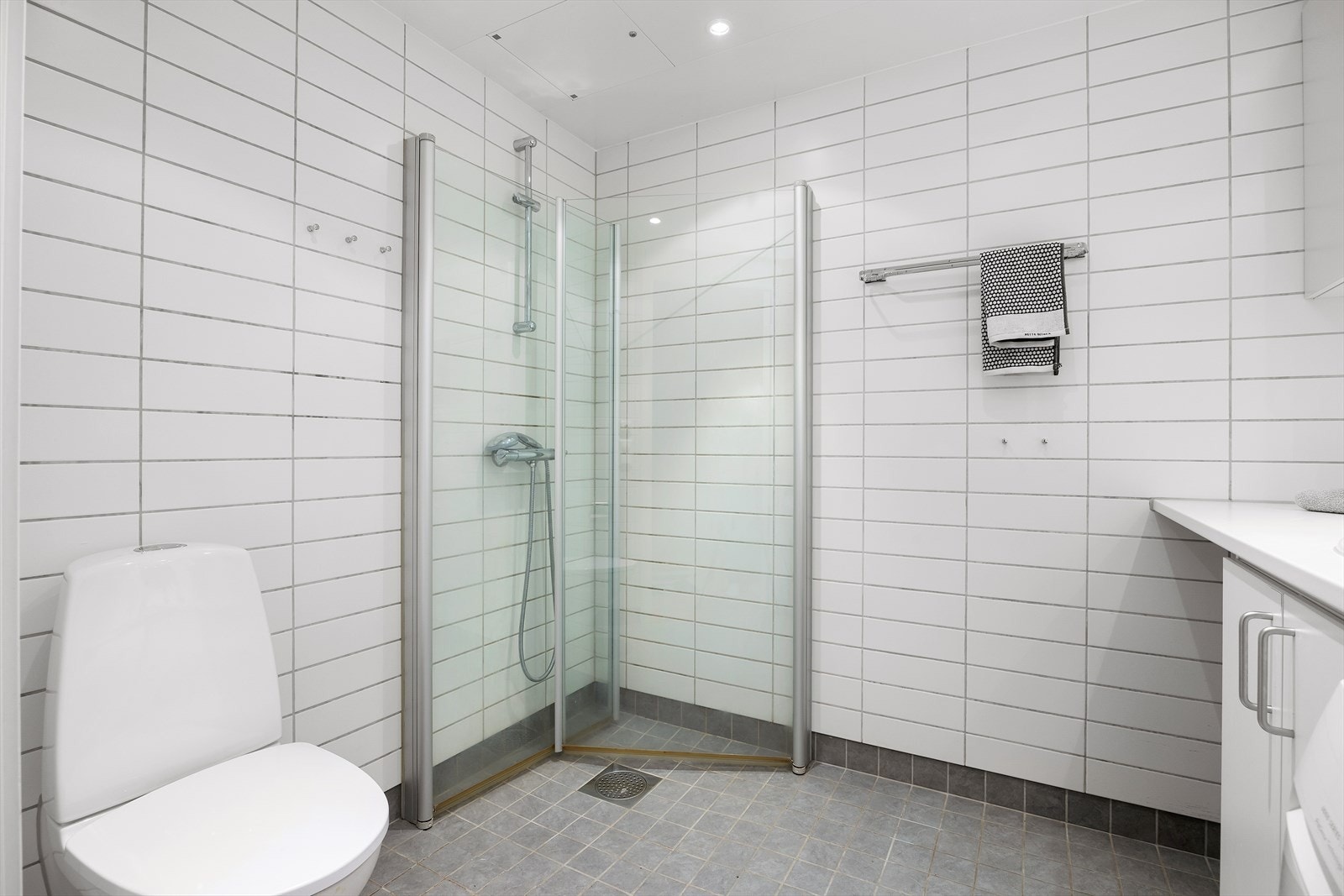 Baderomsinnredningen består av servantskap, dusjsone, toalett og opplegg for vaskemaskin og tørketrommel Galleribilde