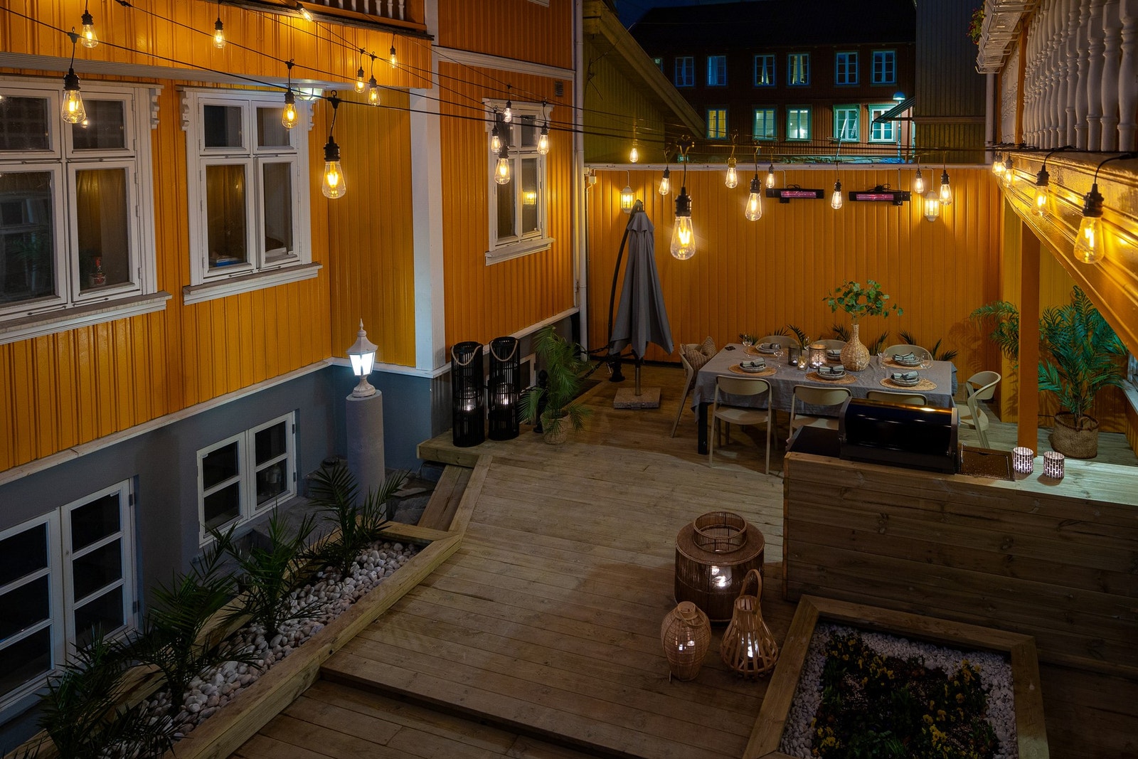 Det er montert belysning som gjør bakgården like idyllisk på kveldstid som dagtid. Galleribilde