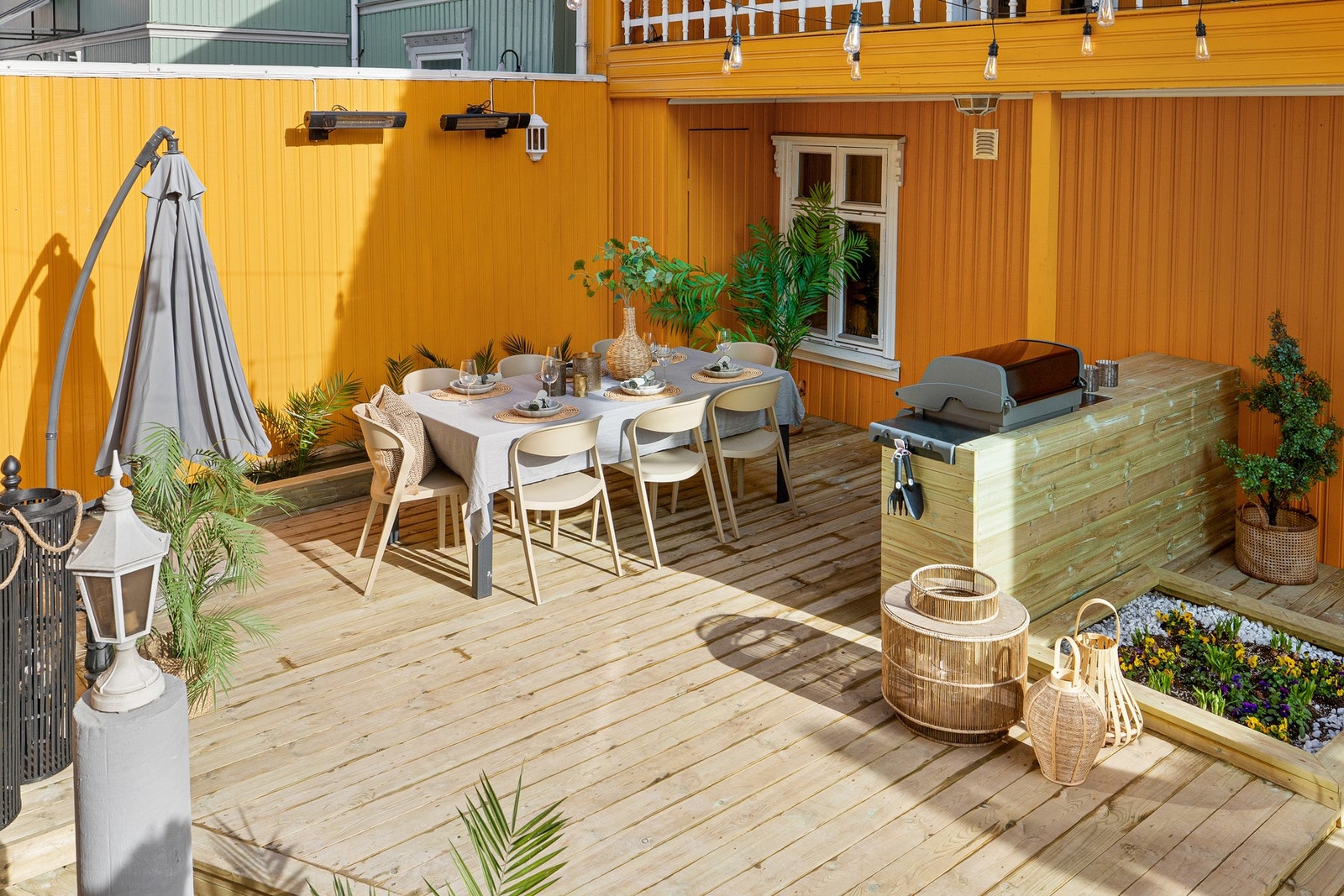 Bakgården er nylig oppgradert med blomsterkasser, nytt terrassebord m.v. Galleribilde