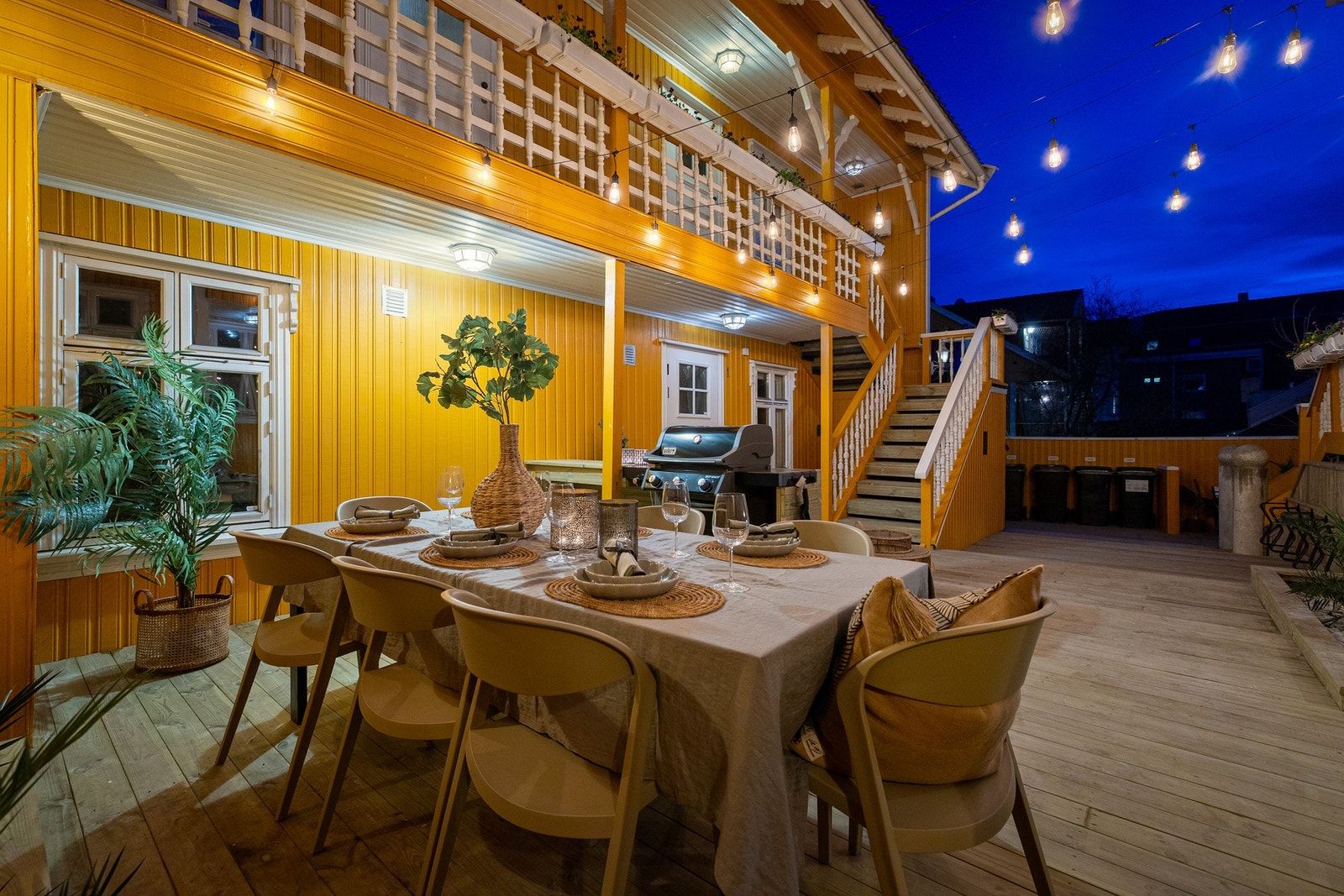 Det er satt opp støyskjermende levegger mot nabobebyggelse. Galleribilde