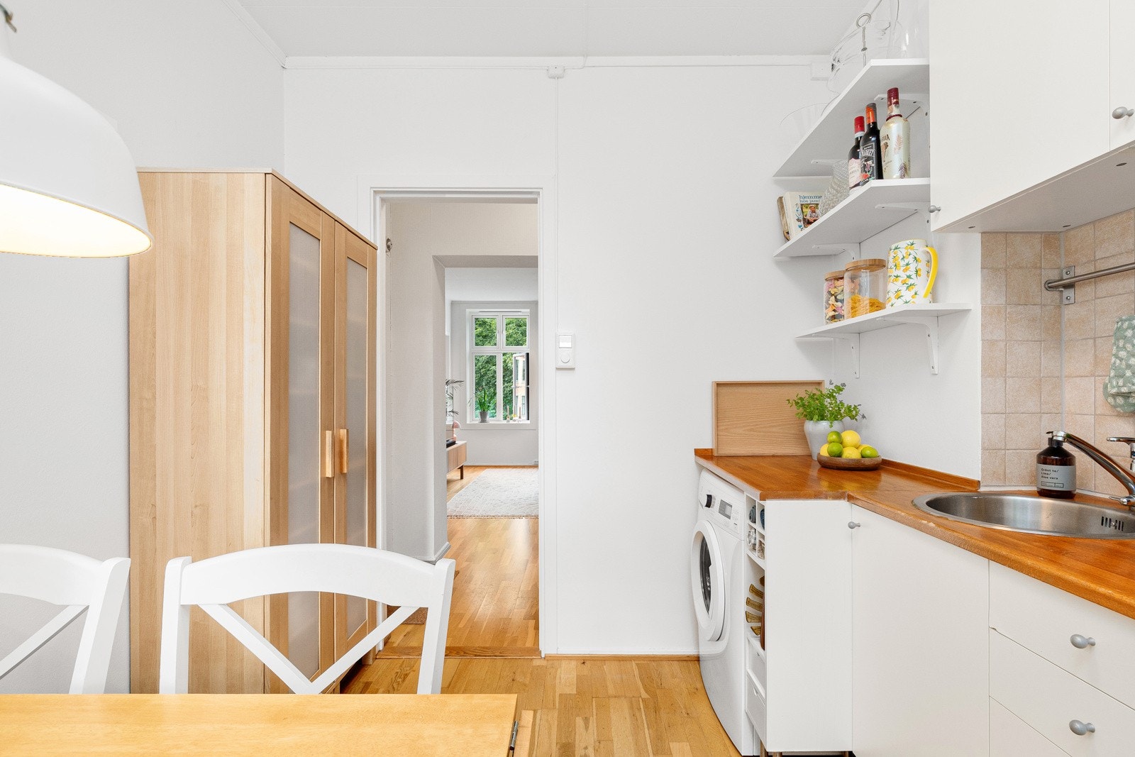 På kjøkkenet er god plass til spisegruppe og fra vinduet er det utsyn til en fin opparbeidet og rolig bakgård. Galleribilde