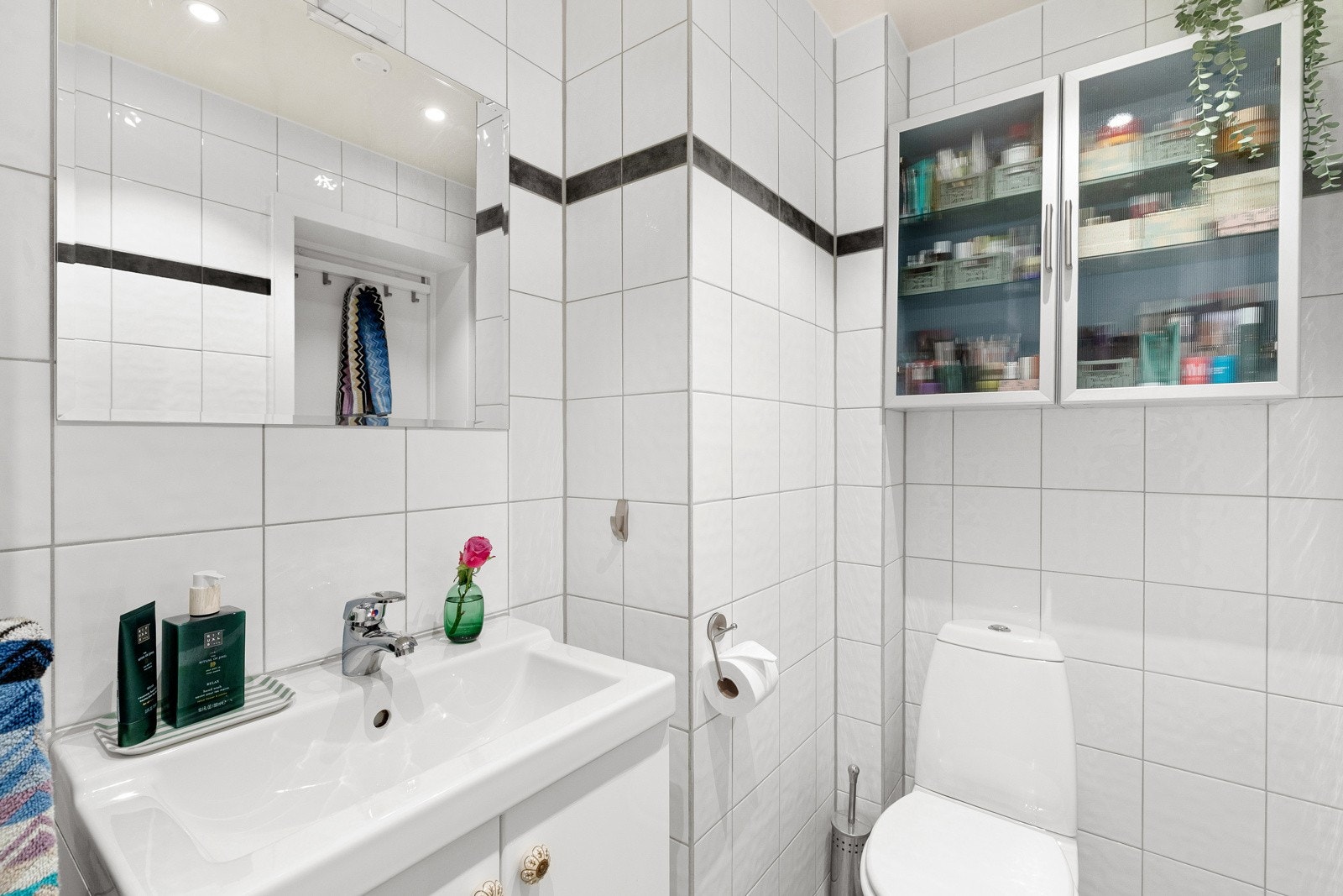 Skap over toalett til oppbevaring. Galleribilde