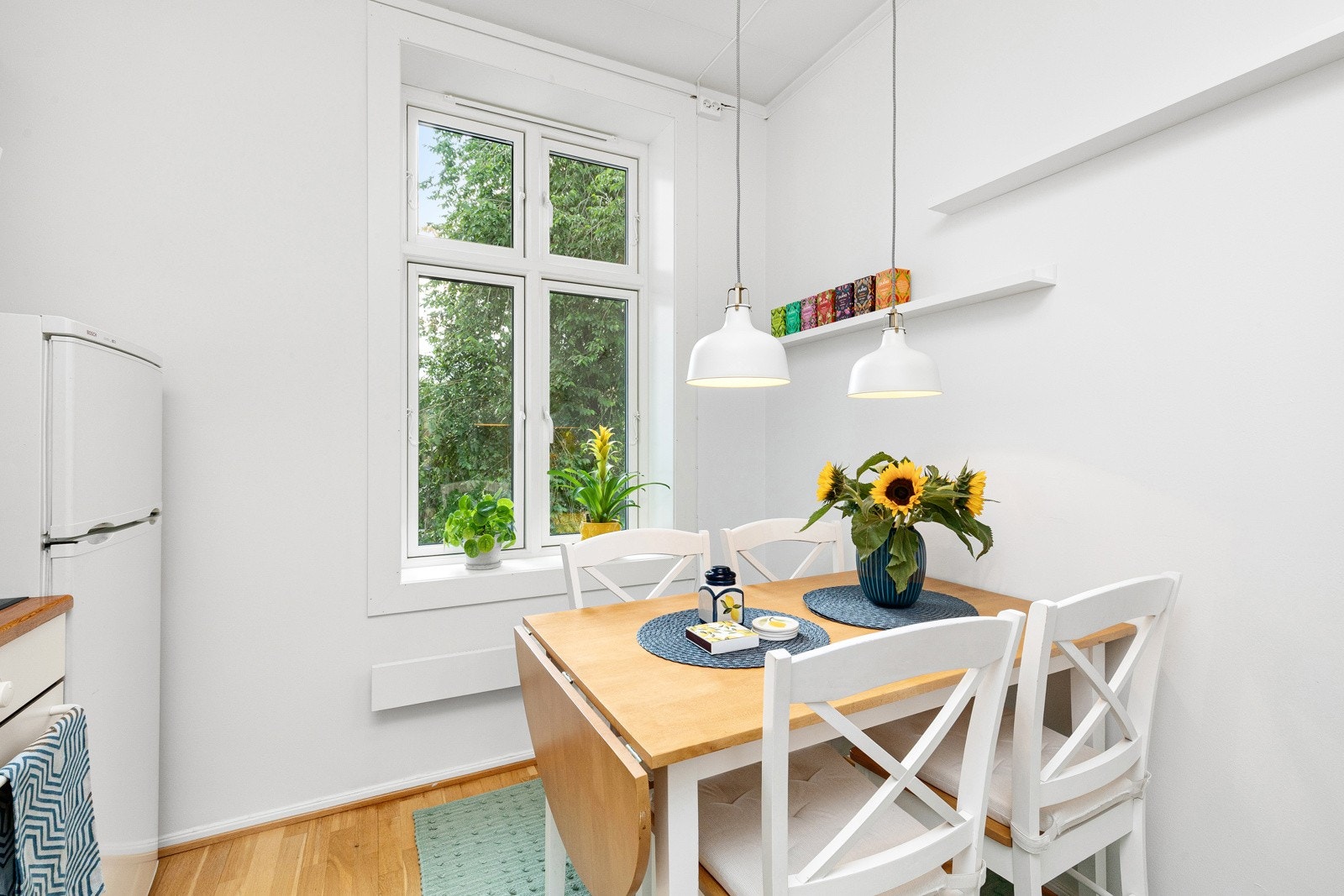 Leiligheten har en praktisk gjennomgående planløsning med store vindusflater fra 2024. Galleribilde