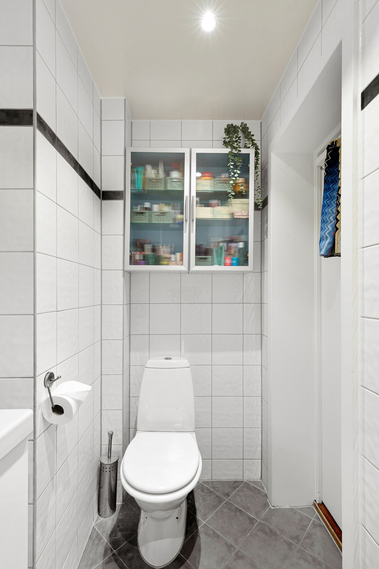 I himlingen er det downlights og naturlig avtrekksventil. Galleribilde