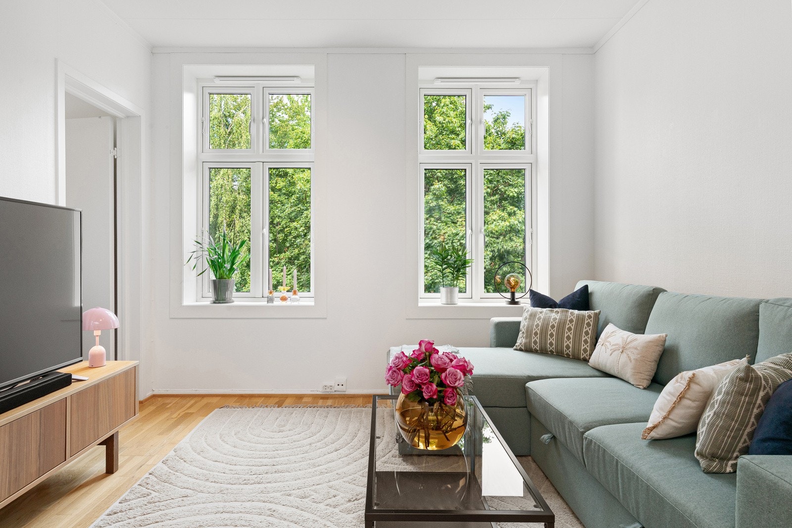 Luftig stue med god takhøyde på 2,62 meter. Galleribilde