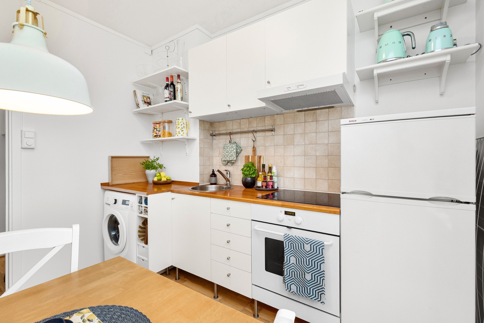 Kjøkken med kjøkkeninnredning med slette fronter som ble byttet i 2018. Galleribilde