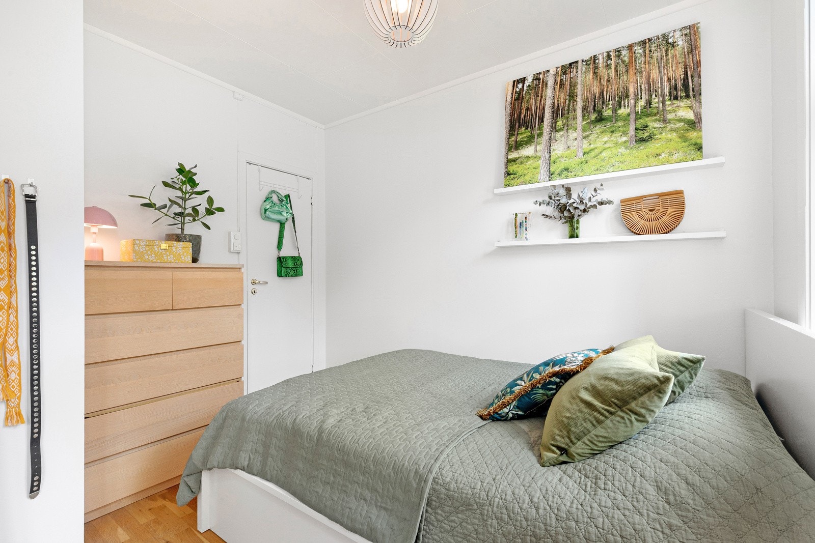 Lunt soverom med plass til dobbeltseng, nattbord og kommode. Galleribilde