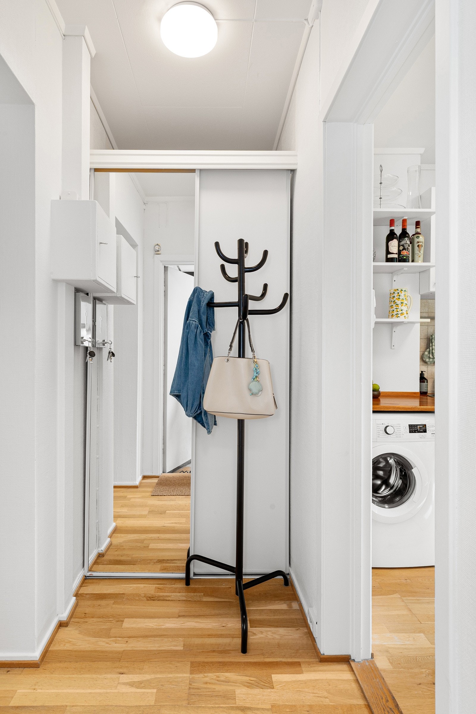 Lys og innbydende entré med god plass til ytterklær og sko. Galleribilde