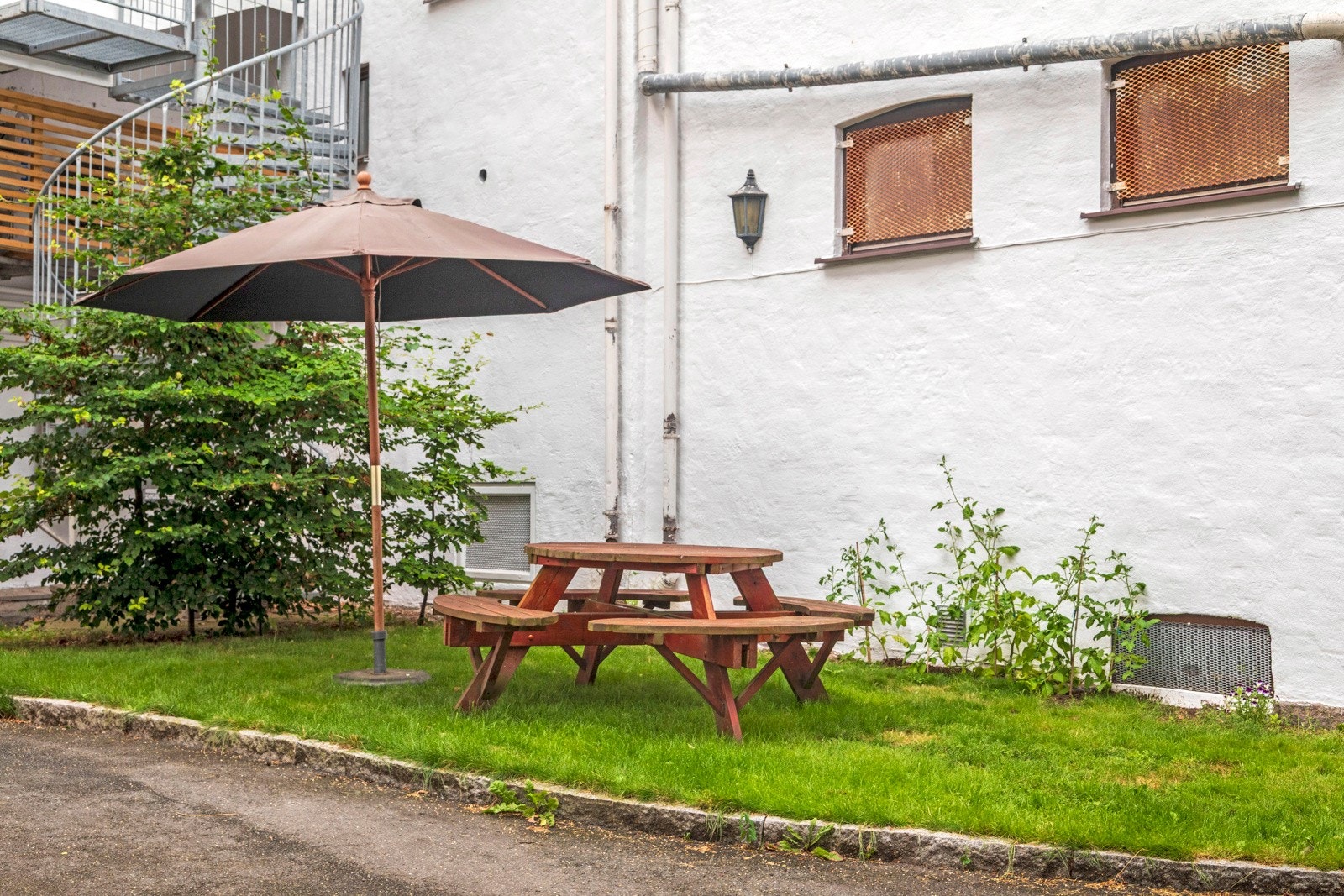 Pent opparbeidet bakgård med sittegrupper. Galleribilde