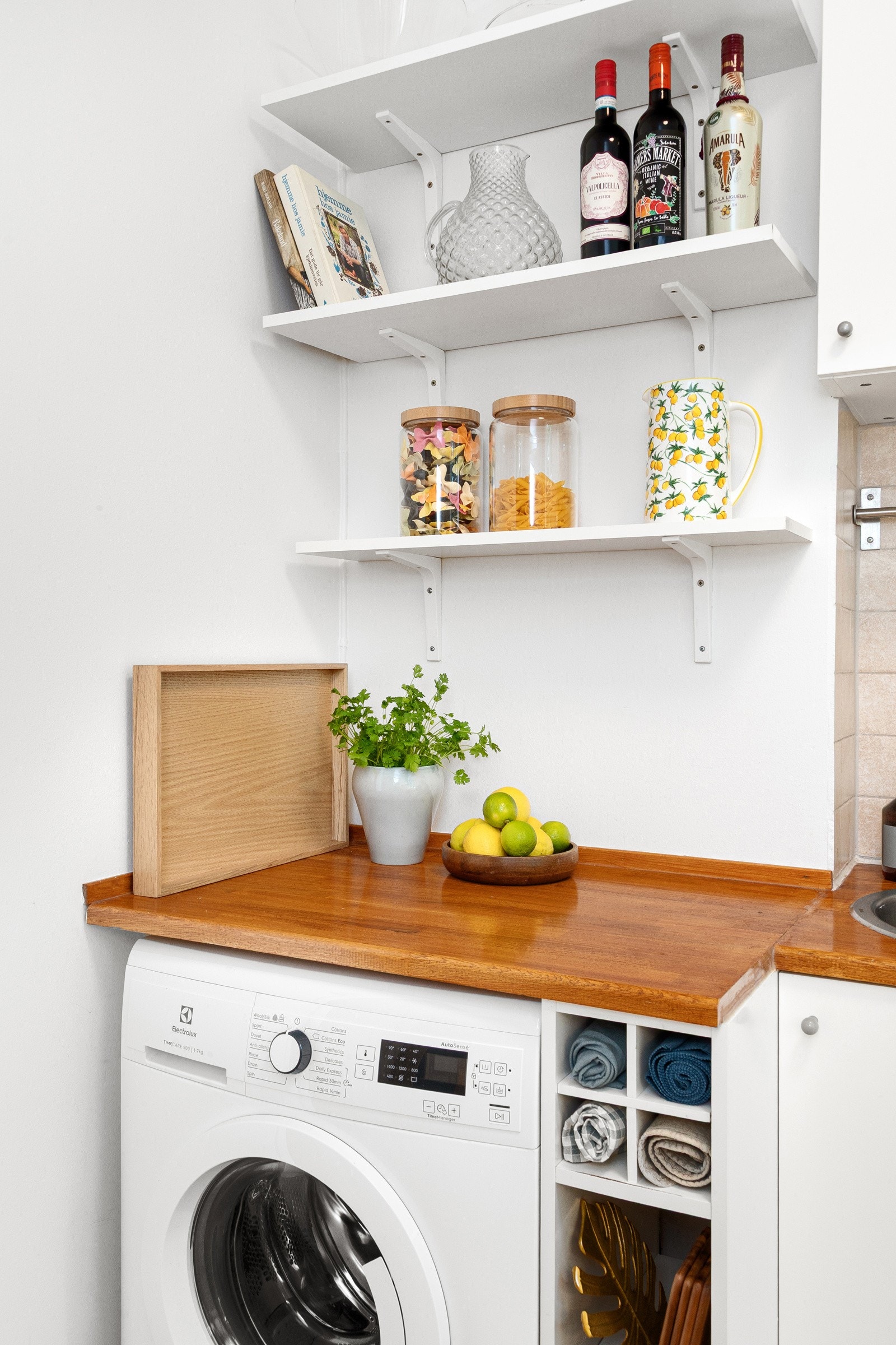 På kjøkkenet er det kjøleskap med fryser, vaskemaskin fra 2022, integrert stekeovn og keramisk platetopp. Galleribilde