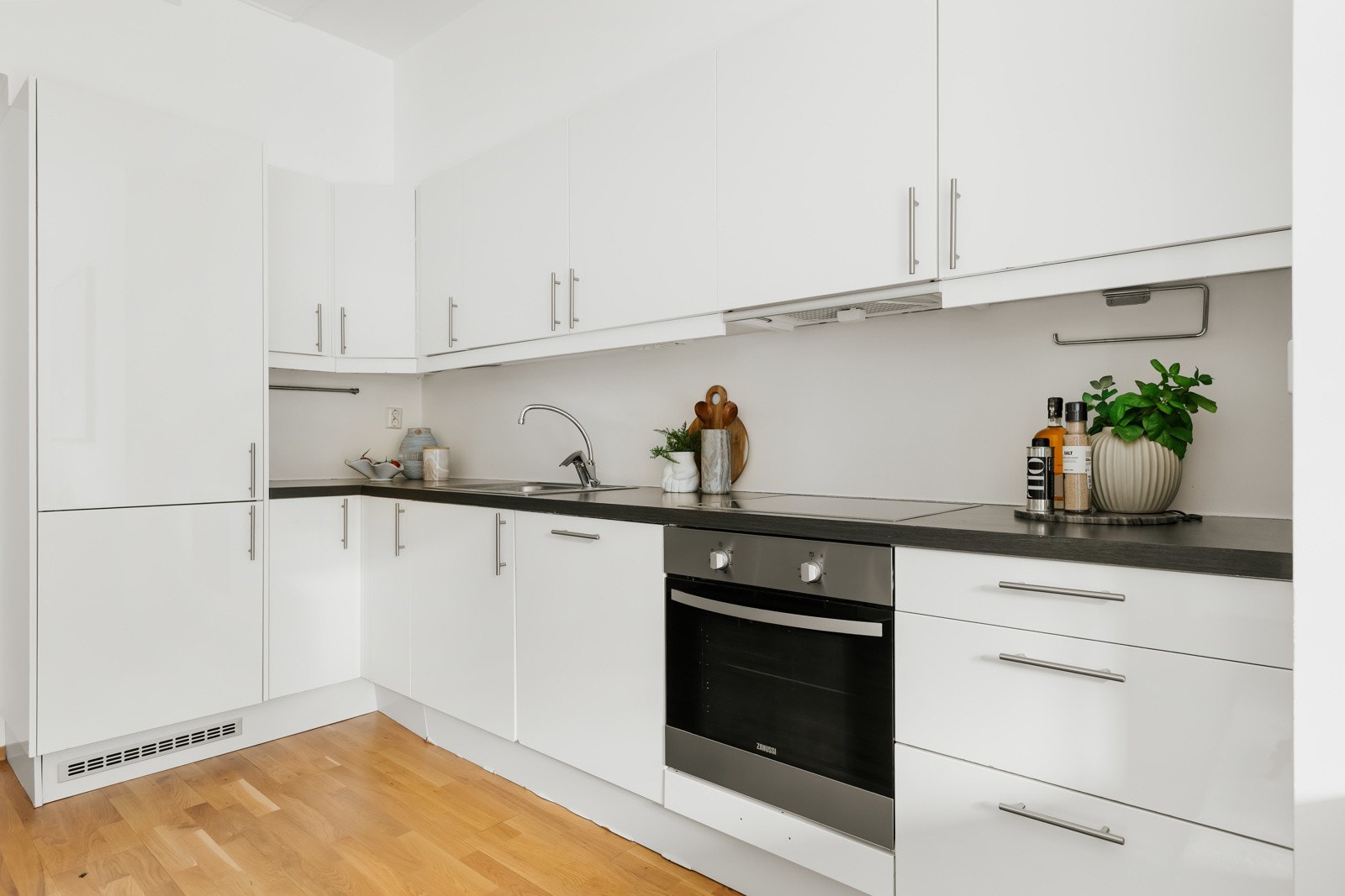 Kjøkkenet har integrerte hvitevarer bestående av stekeovn, platetopp, kjøl/frys og oppvaskemaskin Galleribilde